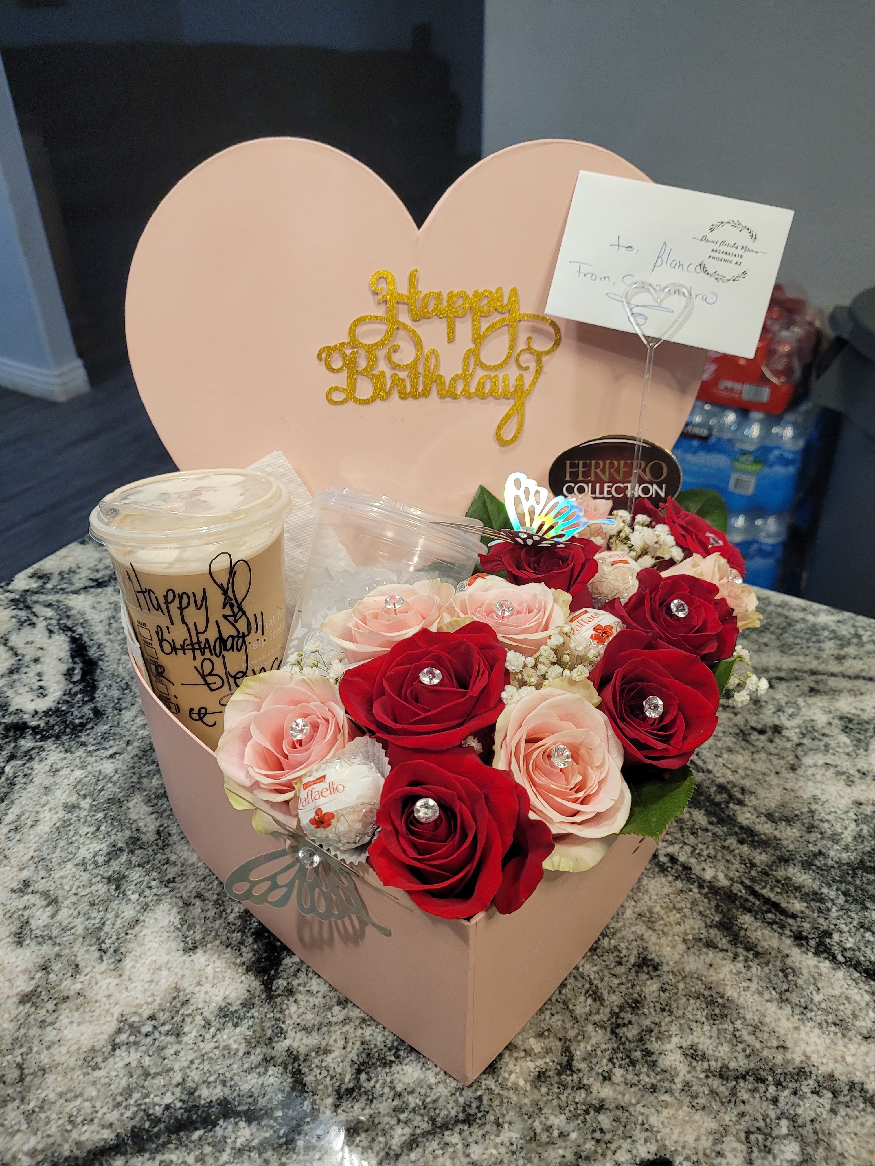 CORAZON 12 ROSAS Y CAFE - BELLA CAJA DE CORAZON DE 12 ROSAS CON CAFE