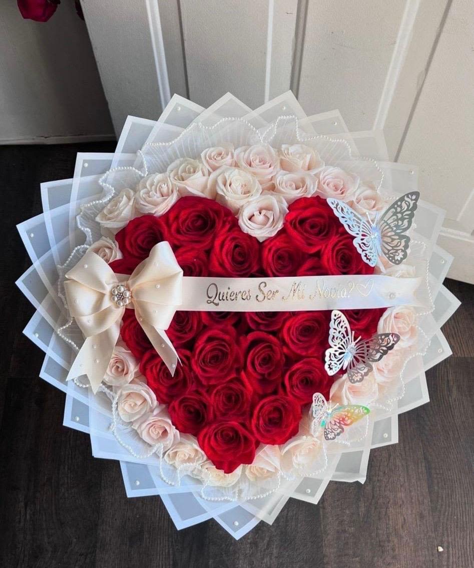 buchon en forma de corazon - Buchon en forma de corazon elaborado con rosas rojas y blancas, mariposas artificiales y papel blanco. 60 unidades 