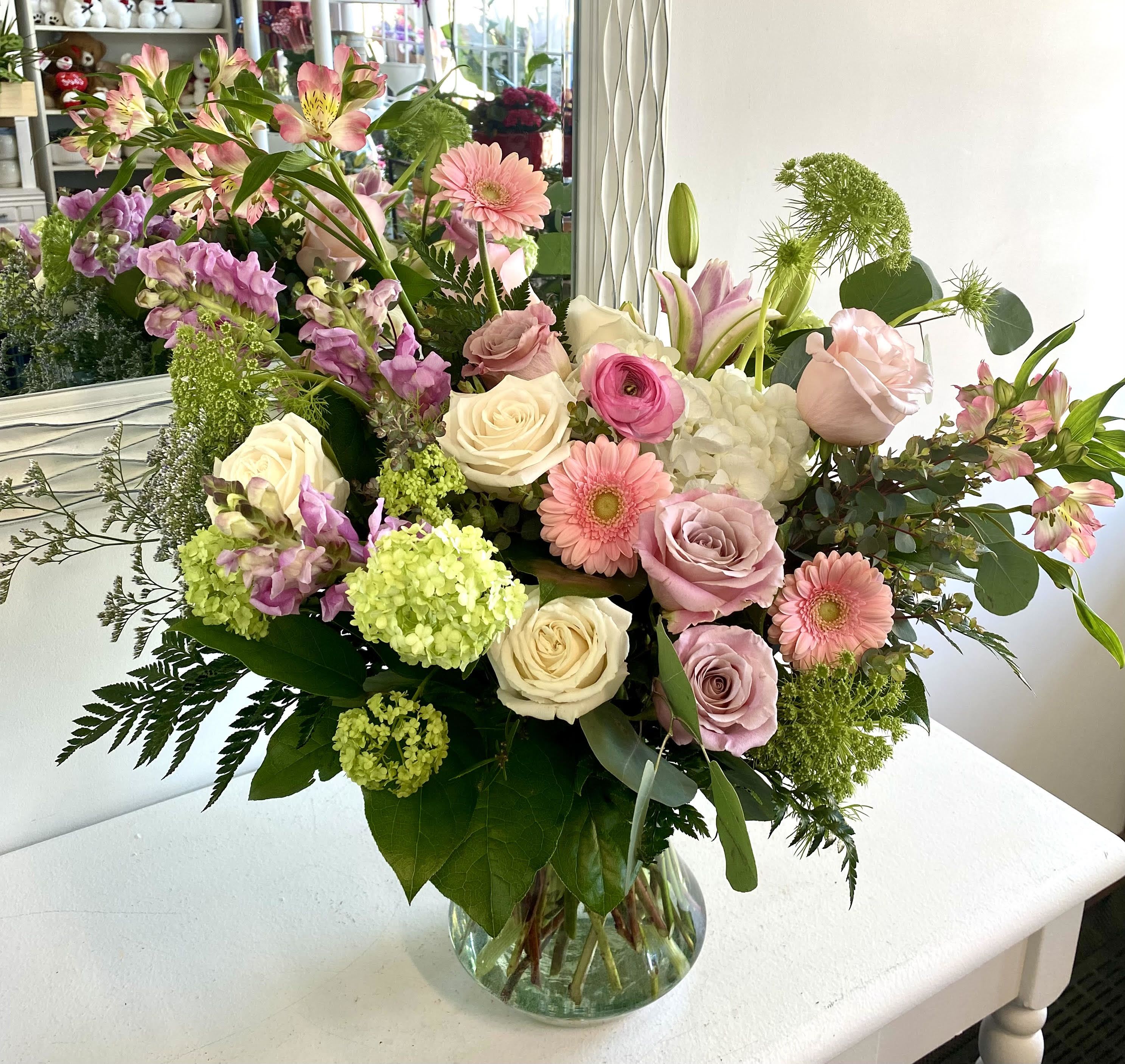 Parisian Garden Parisian Garden - Whisk away to Paris and imagine gardens overflowing with roses. This is a beautiful delight of our freshest roses and compatible blooms.