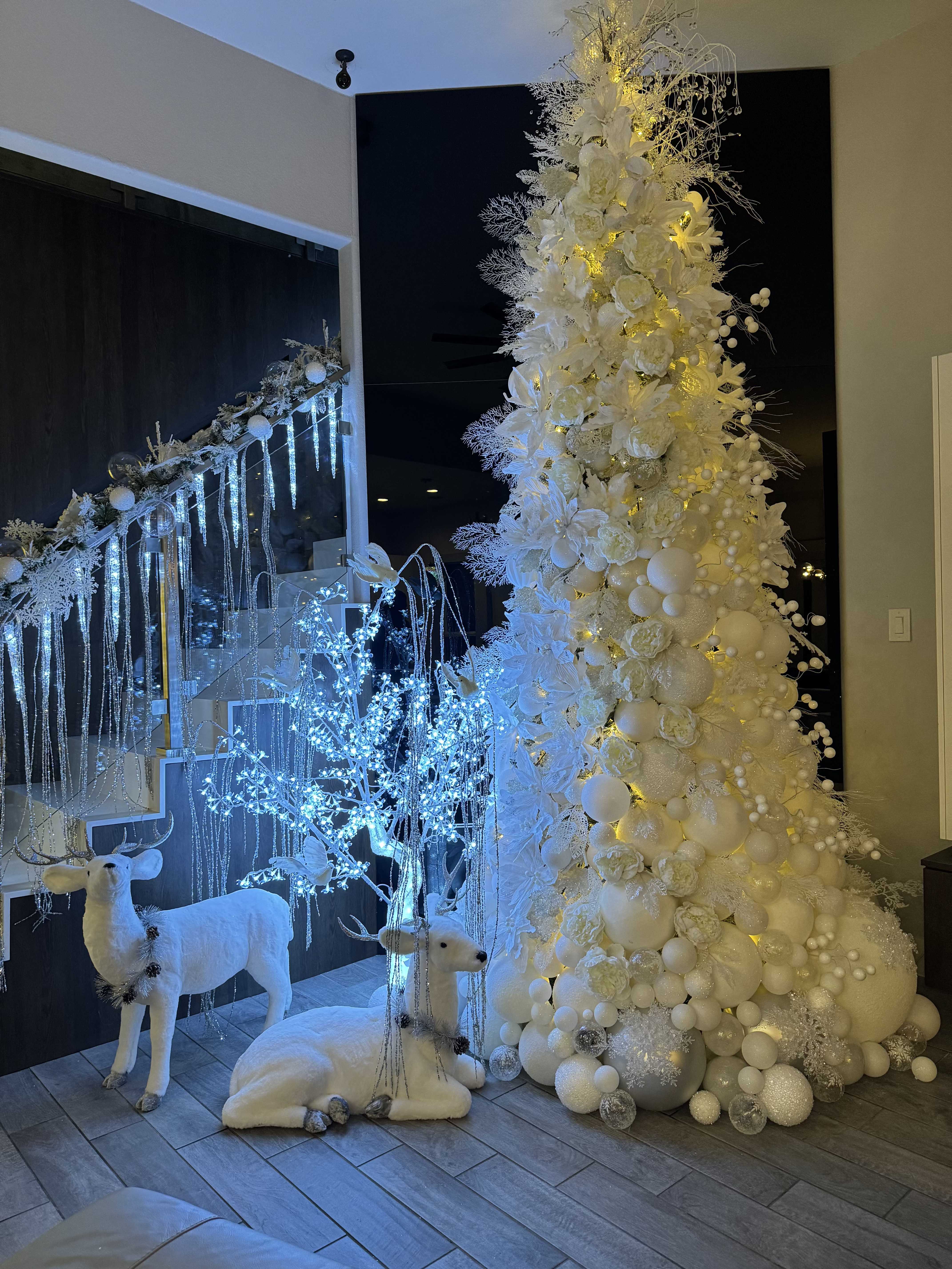 White Christmas - This snow-inspired theme tree designed in a single tone, with spheres in scales , flowers and animal figures.