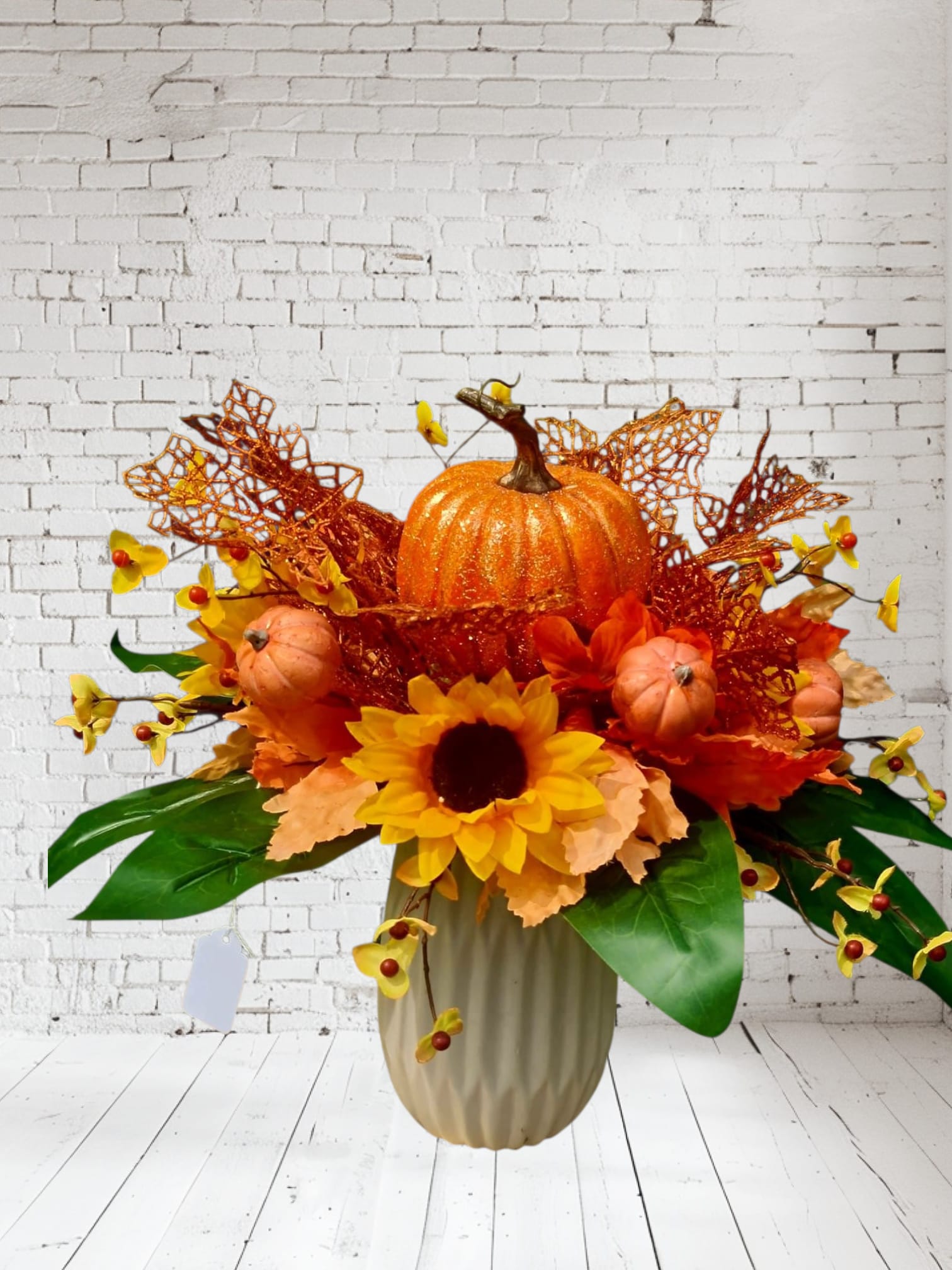 Autumn Pumpkin Autumn Pumpkin - Delicate floral arrangement typical of the Autumn season where the sky and leaves are tinganed with orge and yellow.