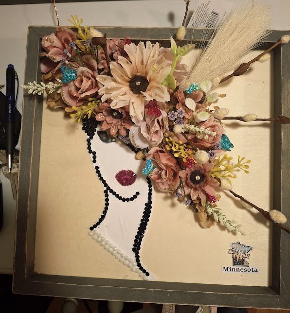 Cuadro de Mujer Elegante Cuadro de Mujer Elegante - Cuadro perfecto obsequio para una dama, es una sofisticada combinacion de Cristales y Flores.