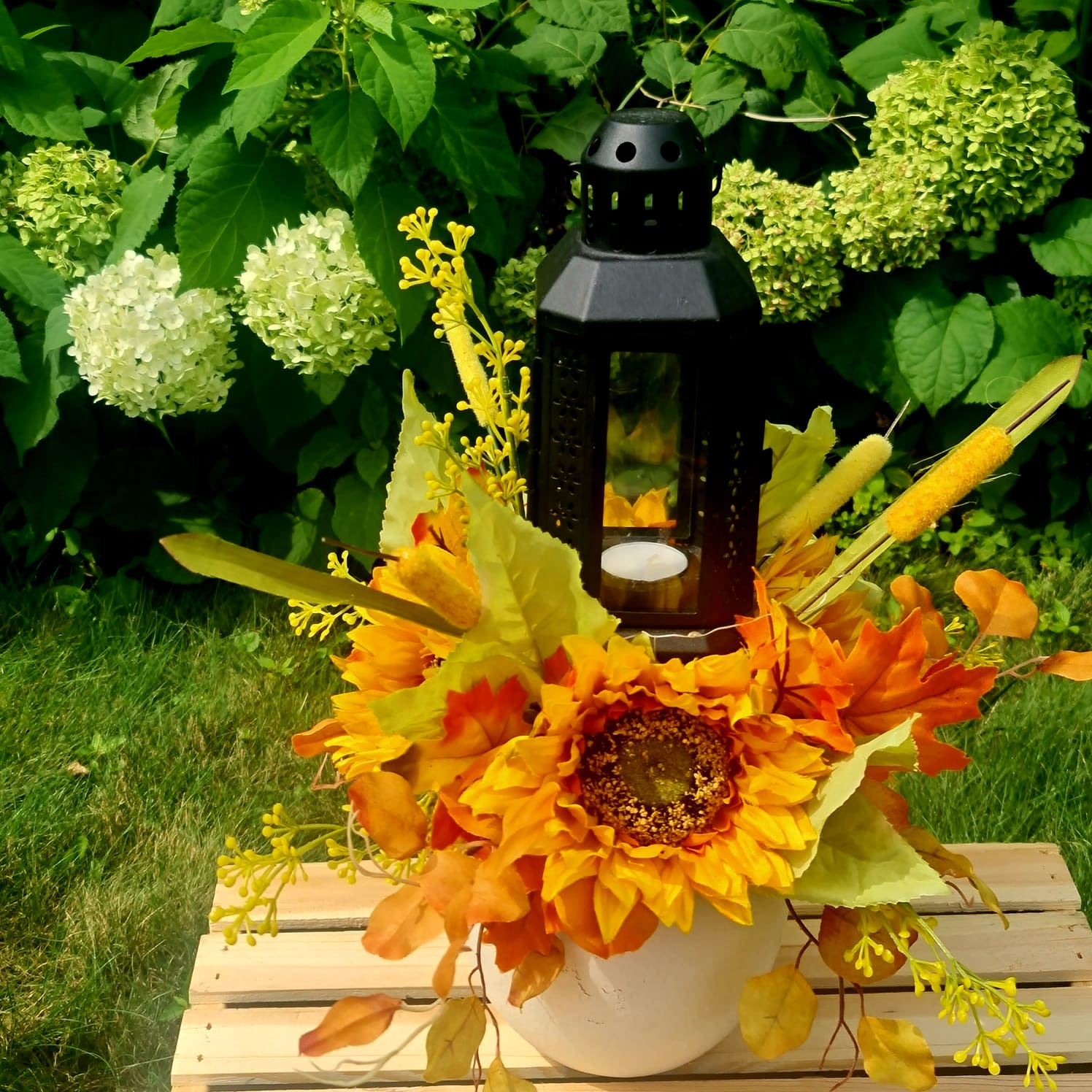 El Faro en Otoño El Faro en Otoño - Flores de color otoñal, con un farol en el centro.
