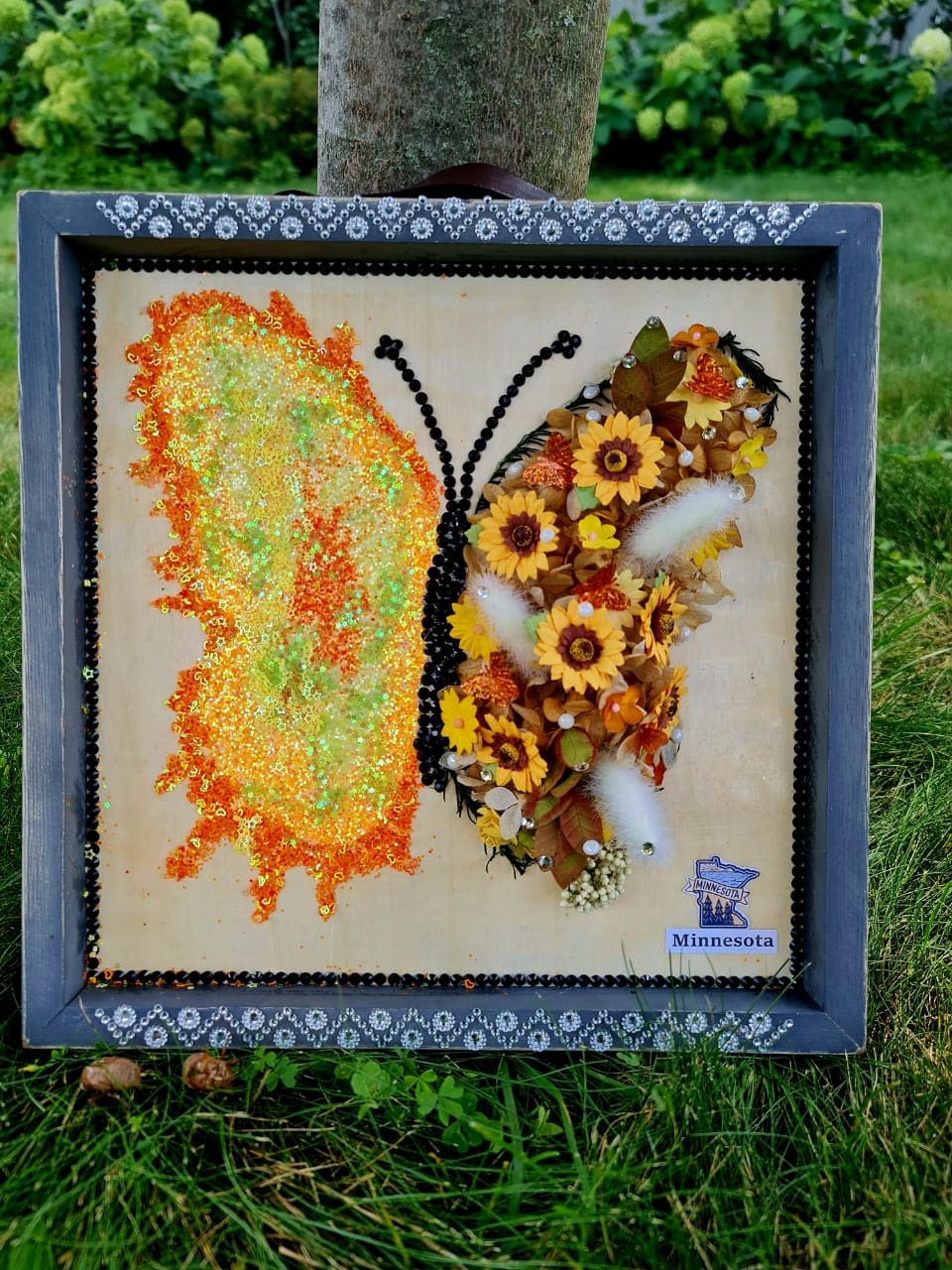 Mariposa en Otoño Mariposa en Otoño - Cuadro de MARIPOSA, una bella combinacion de Flores y Cristales.