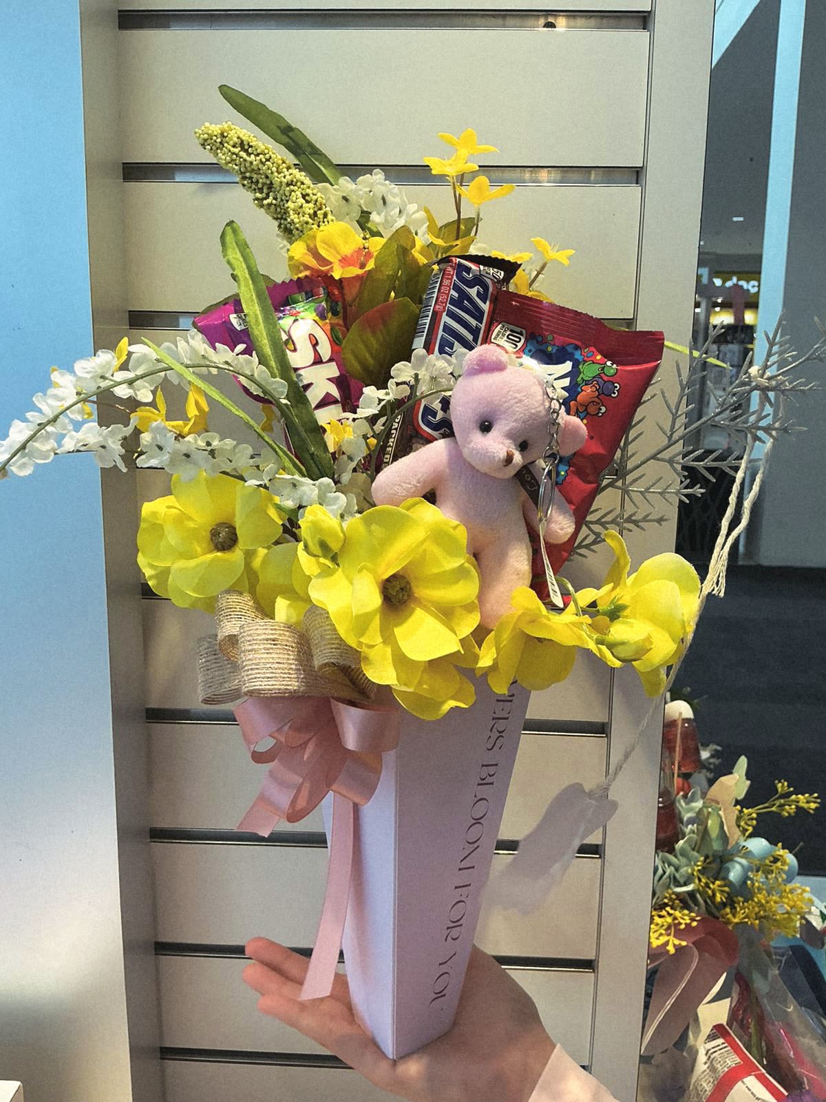 Ramillete con amor Ramillete con amor - Ramillete con una combinacion de Dulces, flores y un pequeño peluche.