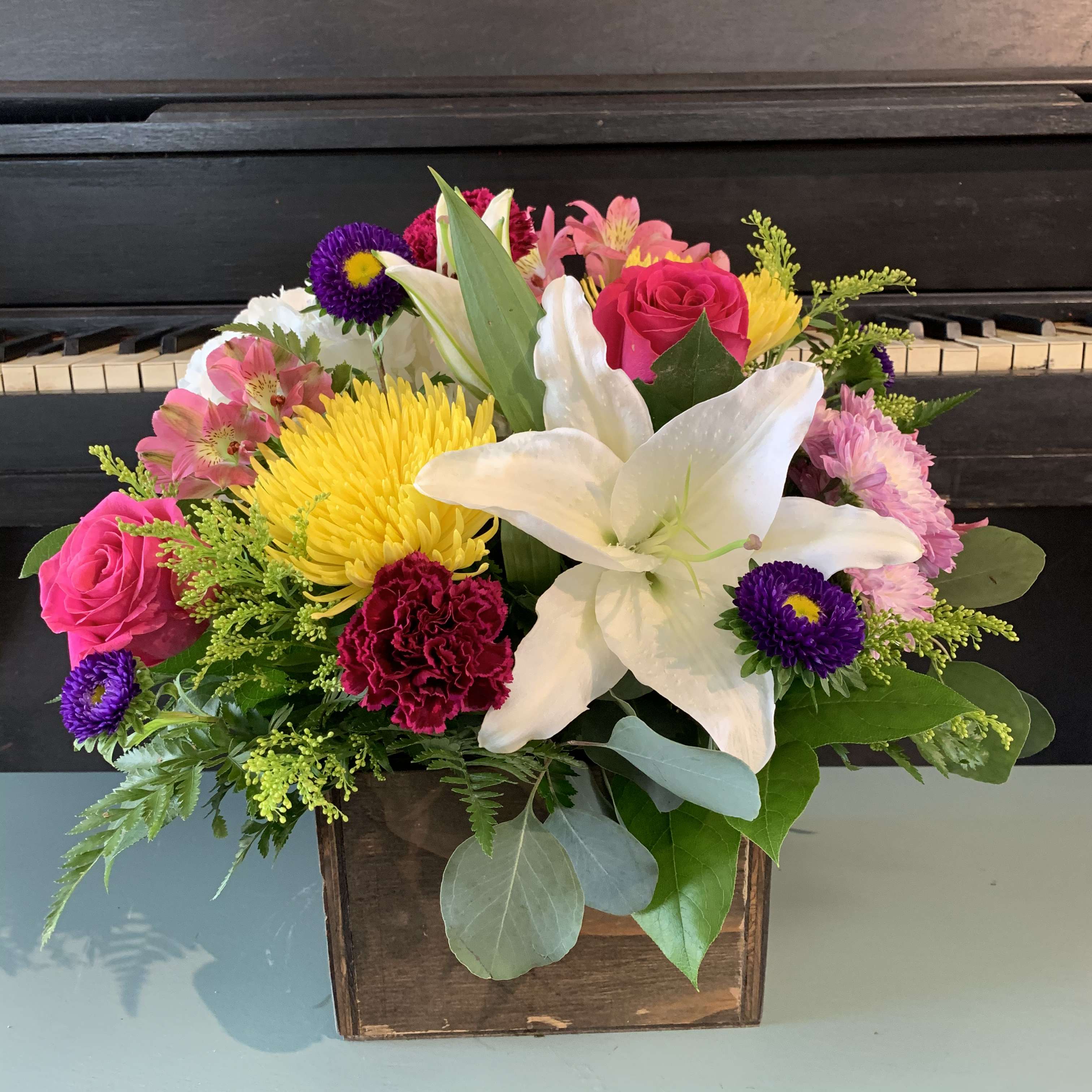 Wooden Garden Designers Choice - This beautiful arranged flower mix is sure to but a smile on someone’s face. This is a perfect arrangement for any occasion. It comes in a handmade wooden box that looks lovely with the combination of flowers. Note: If you want certain colors, please specify in our “special instructions” box. Thank you. 