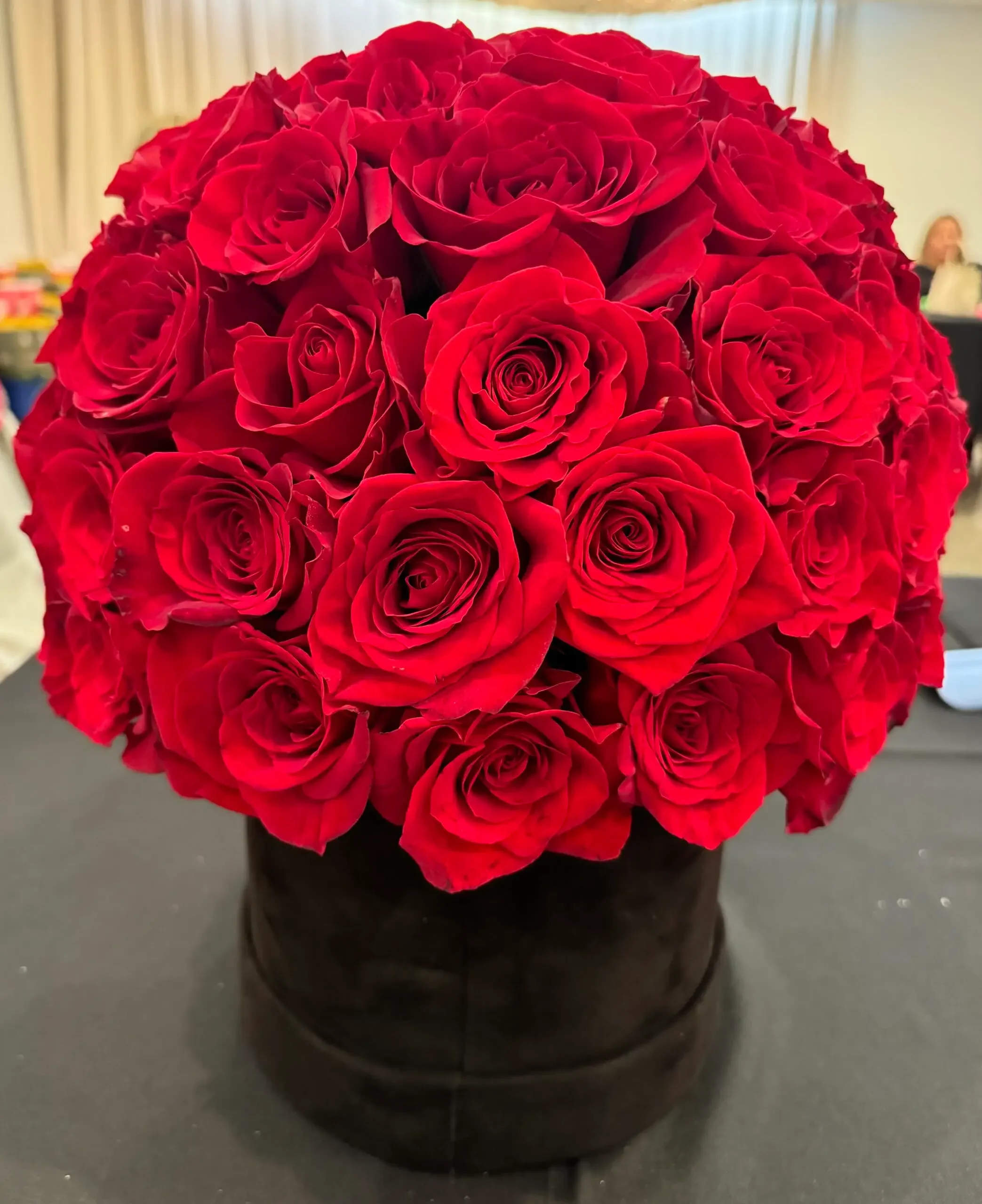 Roses Signature Velvet Box  - Roses Signature Velvet Box Black with Approximately 75 Premium Roses     * Rose Colors Could be customize upon request during checkout (Notes for the florist )    * Box Colors are available in Black and  Pink  