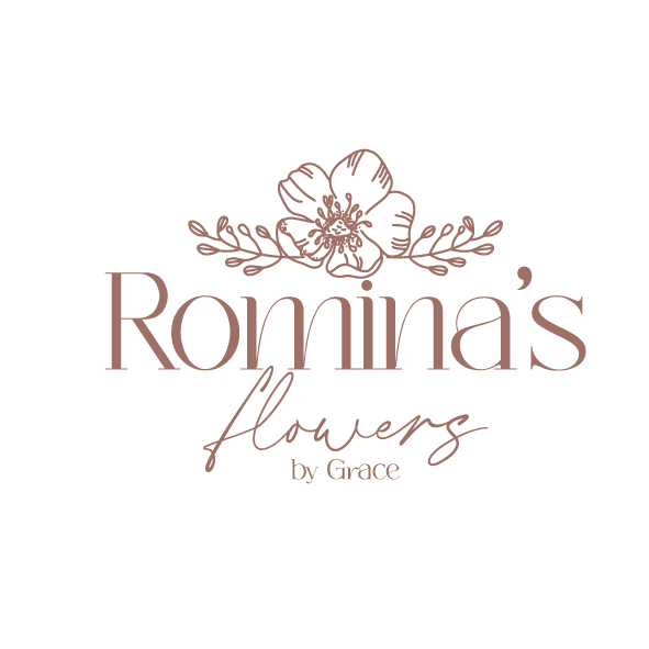 Arrangement based on the designer's choice - Elegant floral arrangement in a clear glass base, freely designed by the florist with the freshest and most beautiful flowers of the season. A unique composition that combines harmony, color, and freshness, perfect for gifting or decorating any space.  Elegante arreglo floral en base de vidrio transparente, diseñado libremente por el florista con las flores más frescas y hermosas de la temporada. Una composición única que combina armonía, color y frescura, perfecta para regalar o decorar cualquier espacio.