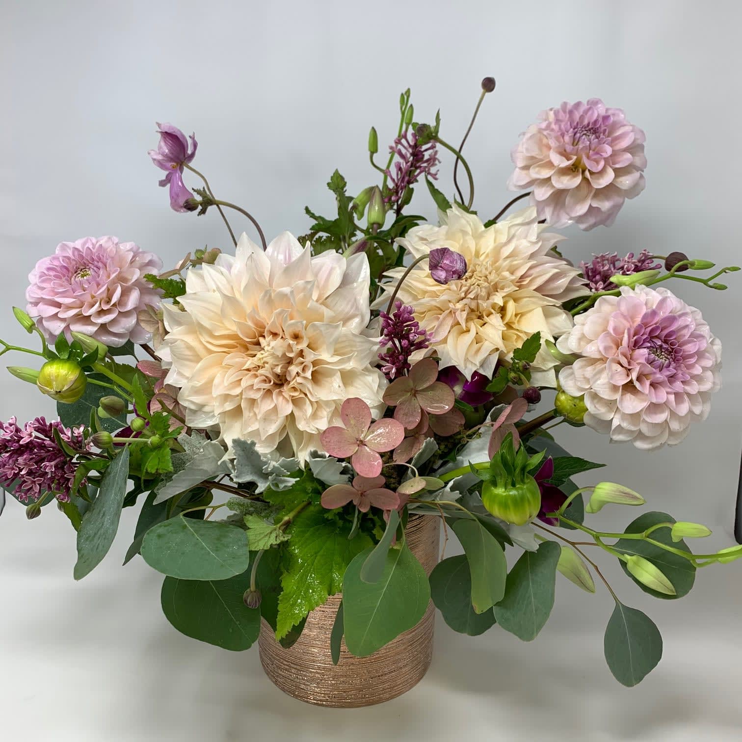 Blooming Dahlia's Blooming Dahlia's - Arrangement in a vase with seasonal dahlia's, greens and fillers (Please order 2 days in advance)