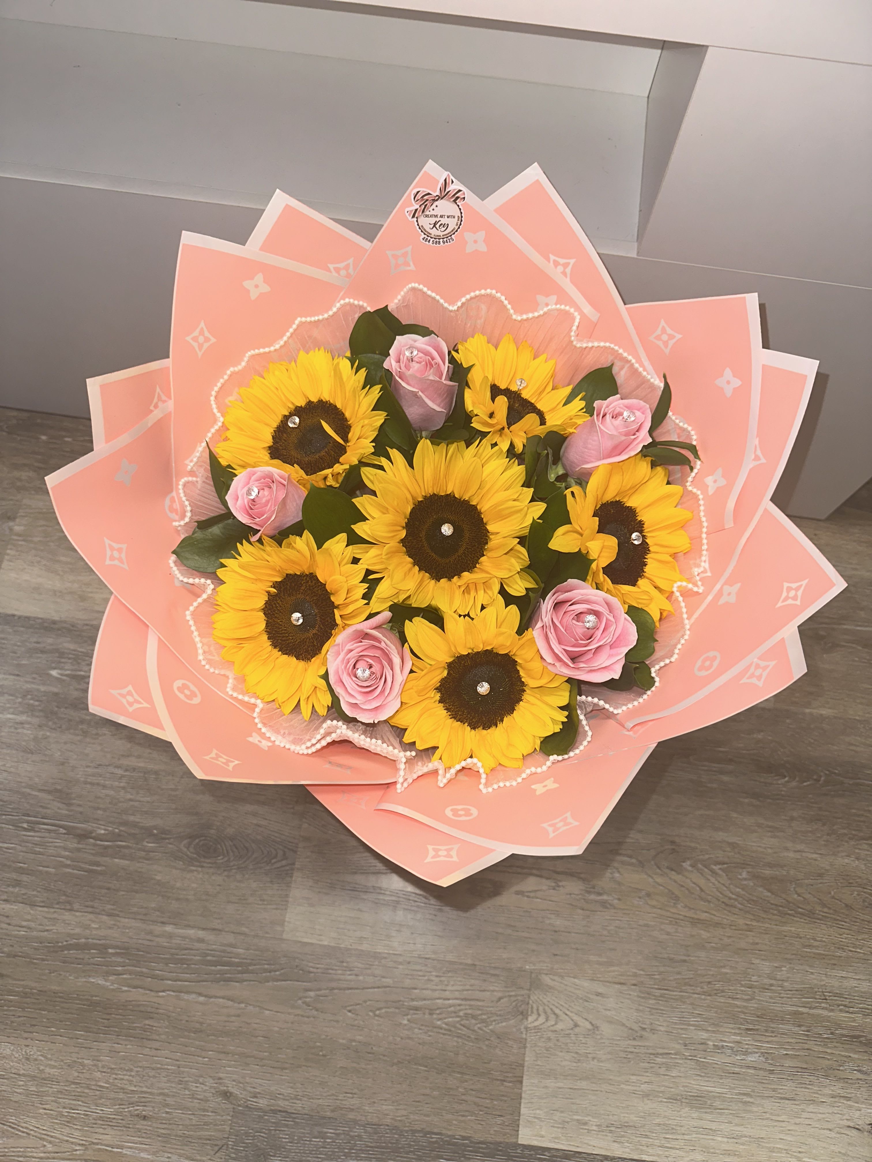 Beautiful arrangement of sunflowers and pink roses Beautiful arrangement of sunflowers and pink roses - Beautiful arrangement of sunflowers and pink roses