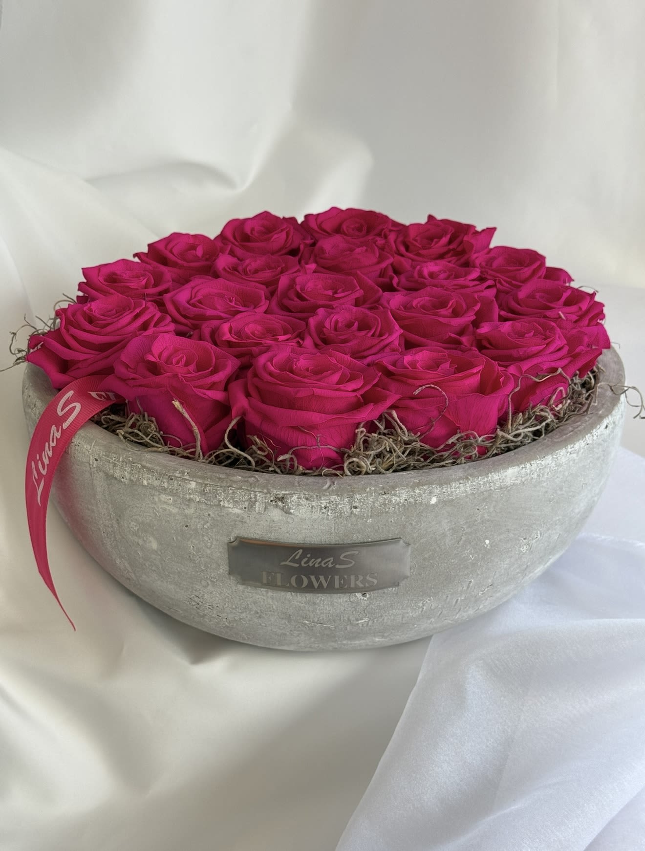 Preserved pink roses Preserved pink roses - Elegant arrangement of pink preserved roses — timeless beauty that lasts, radiating romance and grace.