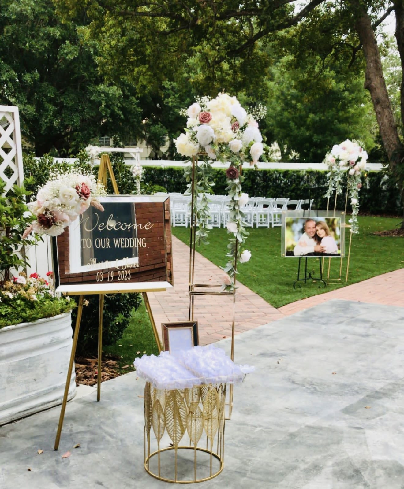 Bouquets memorables . M&amp;R Expressions rosas personalizadas - Bouquet de novia y para decoración con rosas blancas estilo cascada.