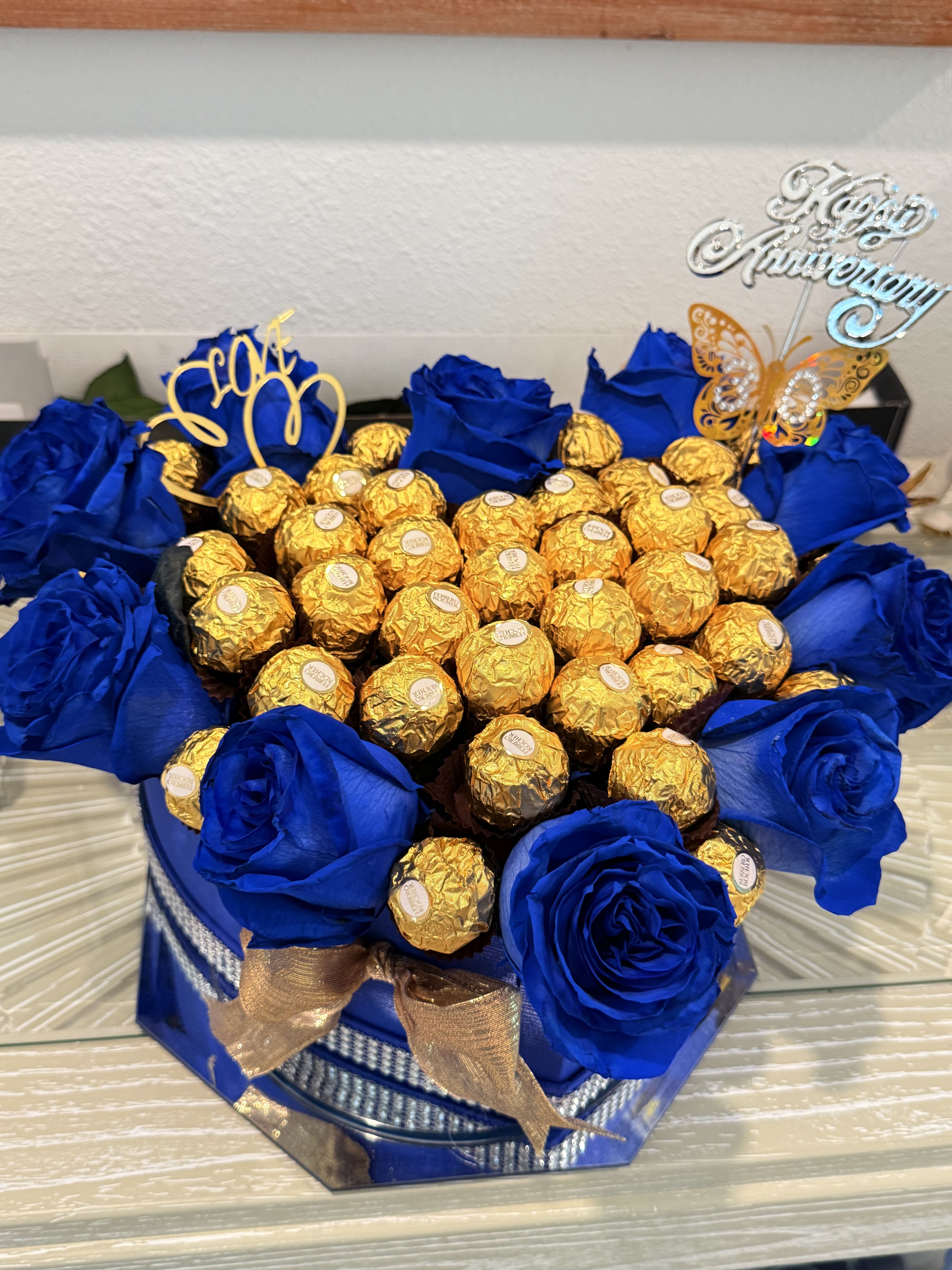 Luces de Amor ..M&amp;R Expressions Rosas Personalizadas - Caja en forma de corazón con rosas y chocolates 