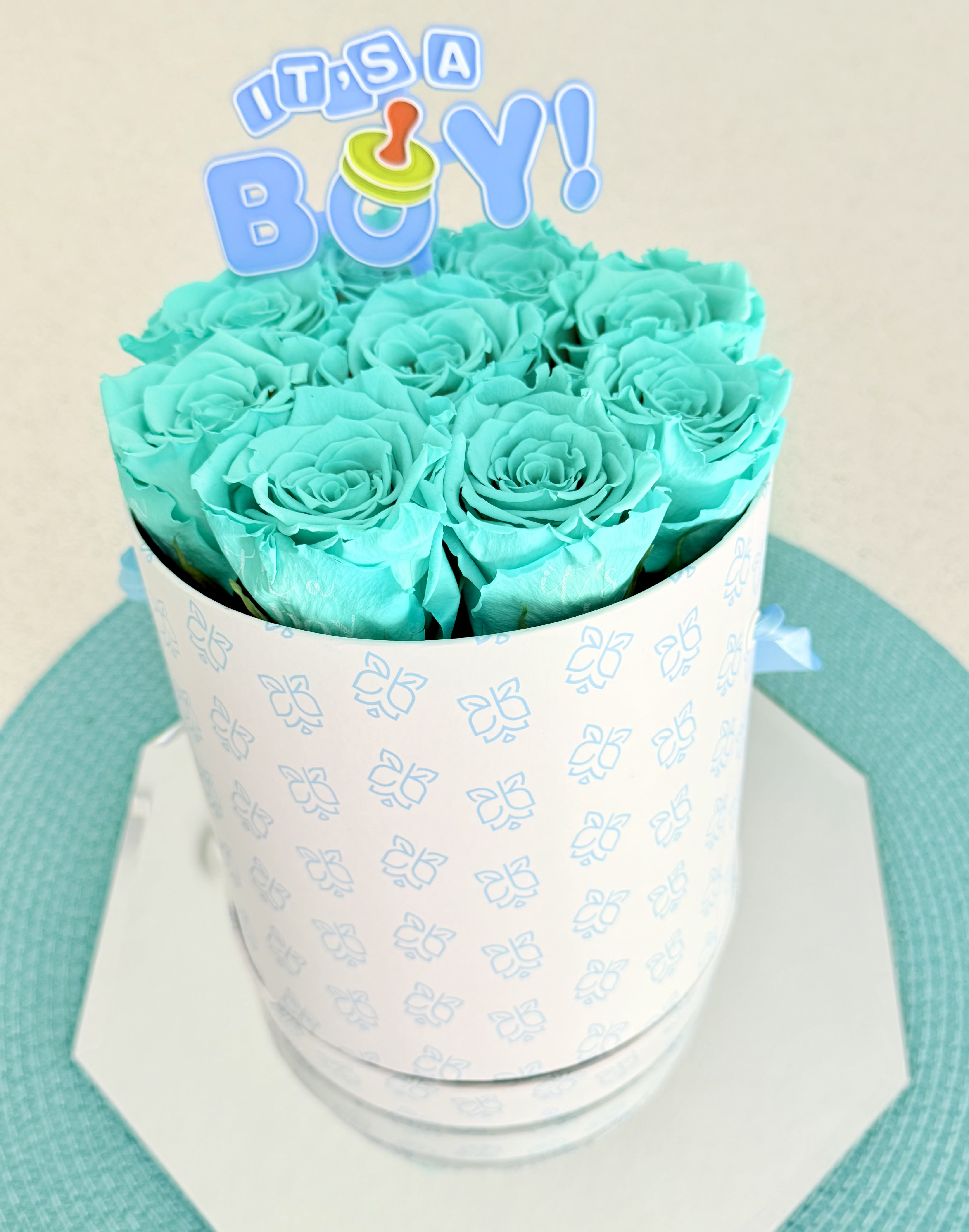 Revelación maternal ..Speaking Roses - Caja de rosas eternas personalizadas con mensaje en las rosas anunciando  Nacimiento .