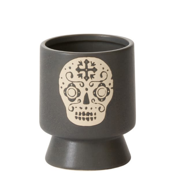 POSADA (BLACK) POSADA (BLACK) - Lush mound of seasonal floral and greenery in our BLACK POSADA POT. Vase Dimensions: 5.25 x 6.75
