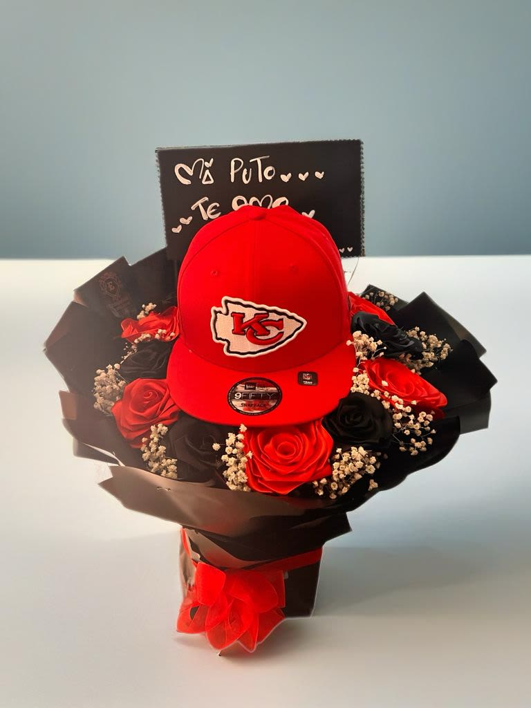 ramo hombre - unidad de 10 rosas de saten rojas y negras y una gorra