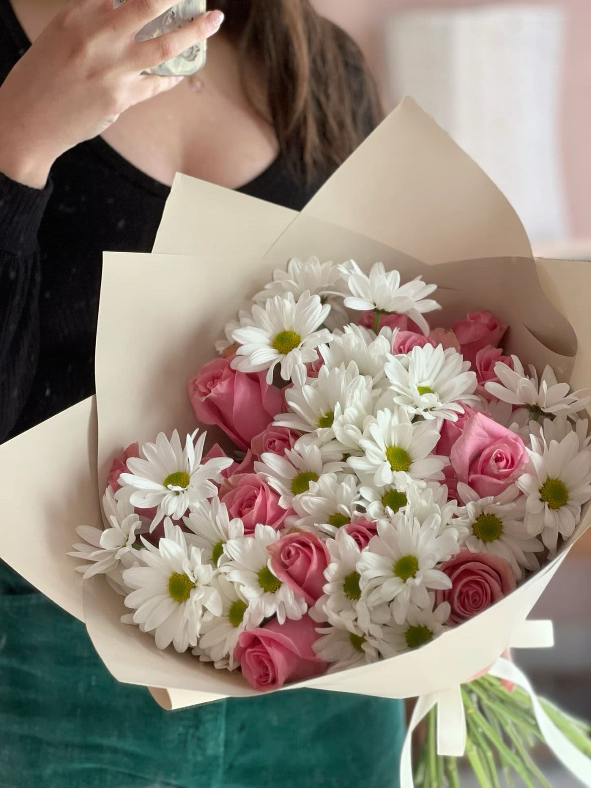 rosas simples  - unidad de 12 rosas rosadas 8  deisys  blancas 
