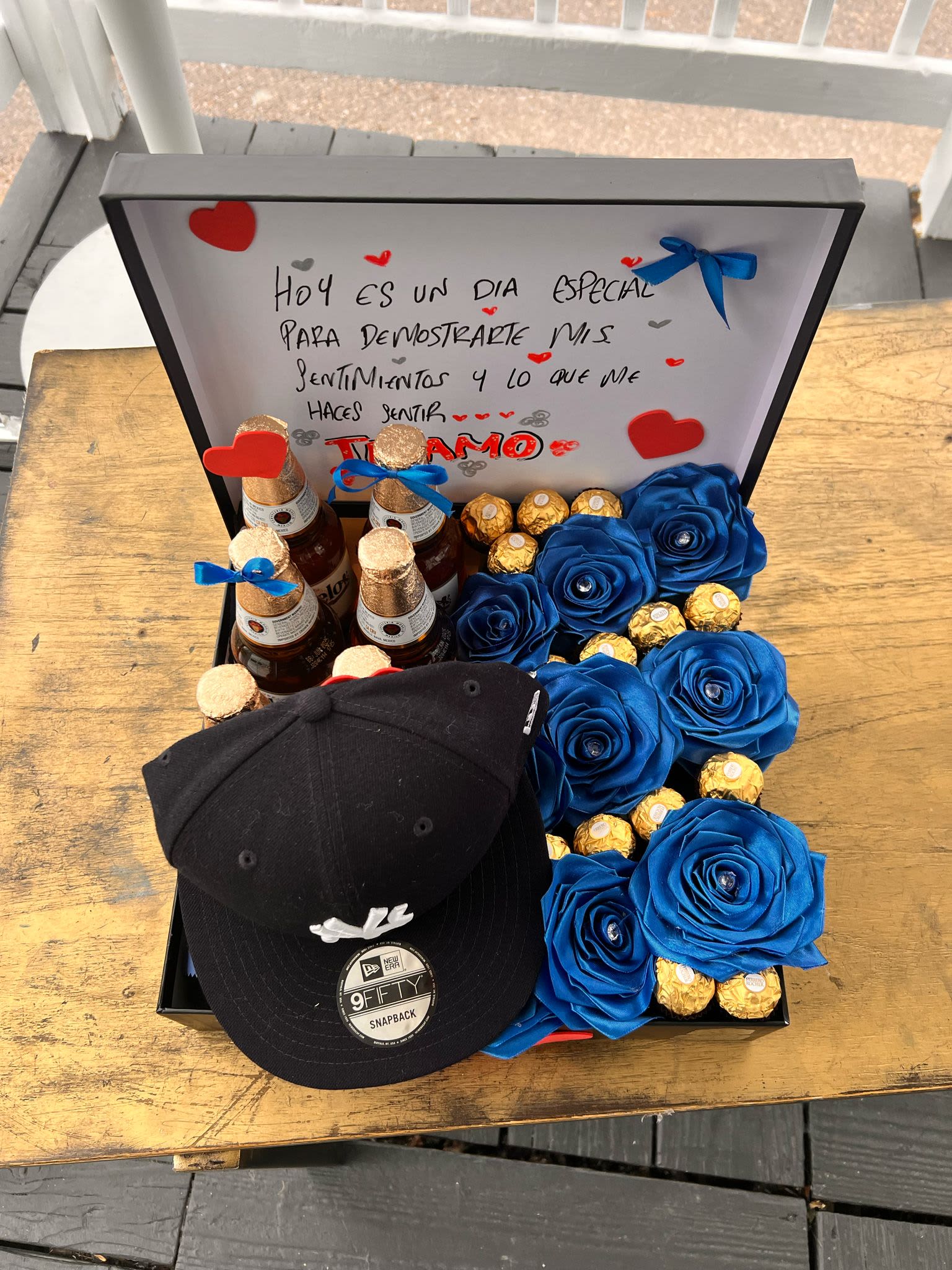 mi macho - 9 rosas azules artificiales, 8 cervezas, una gorra, 15 chocolates