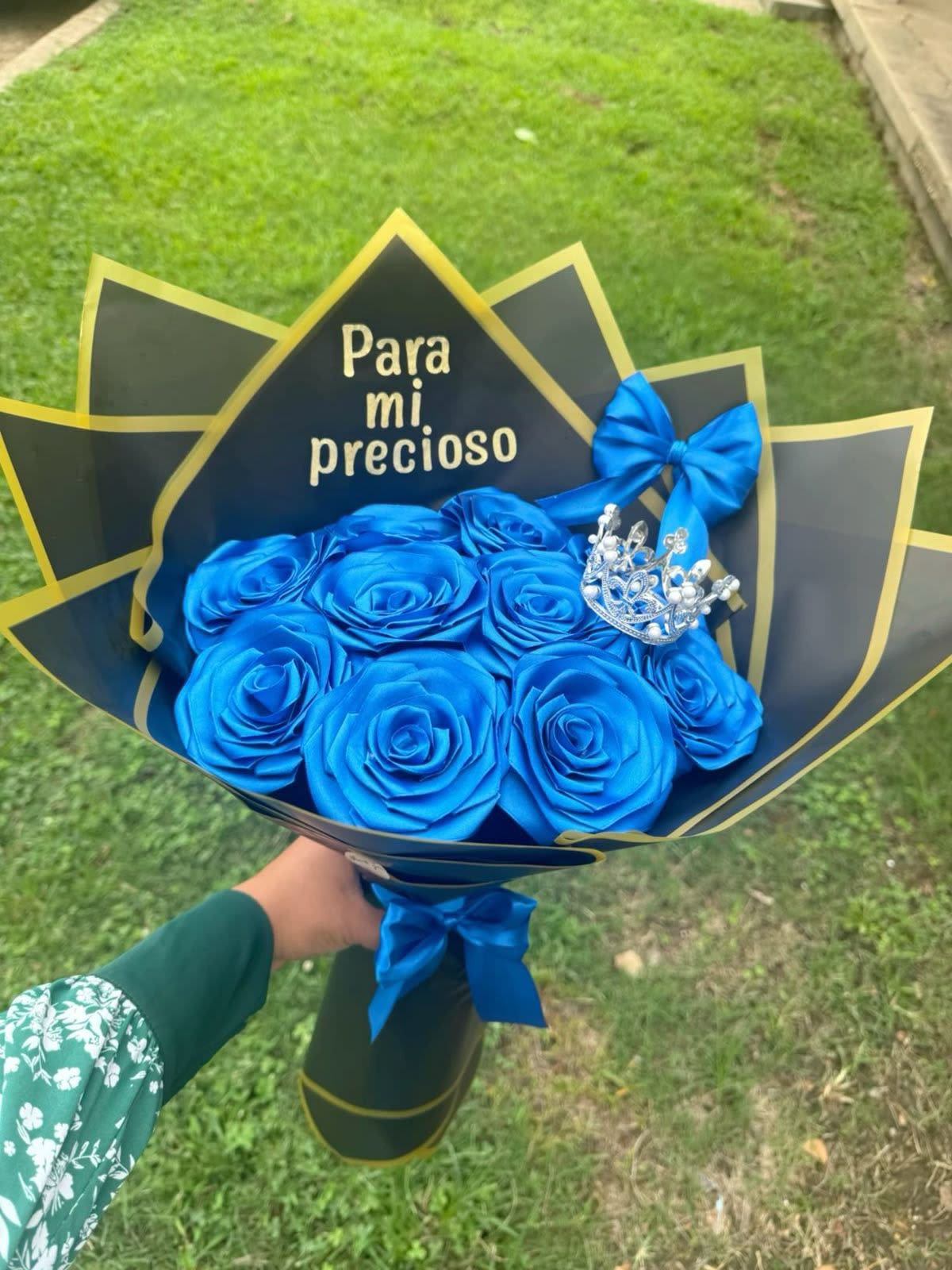 Ramo chico - unidad de 10 rosas color azul de liston 