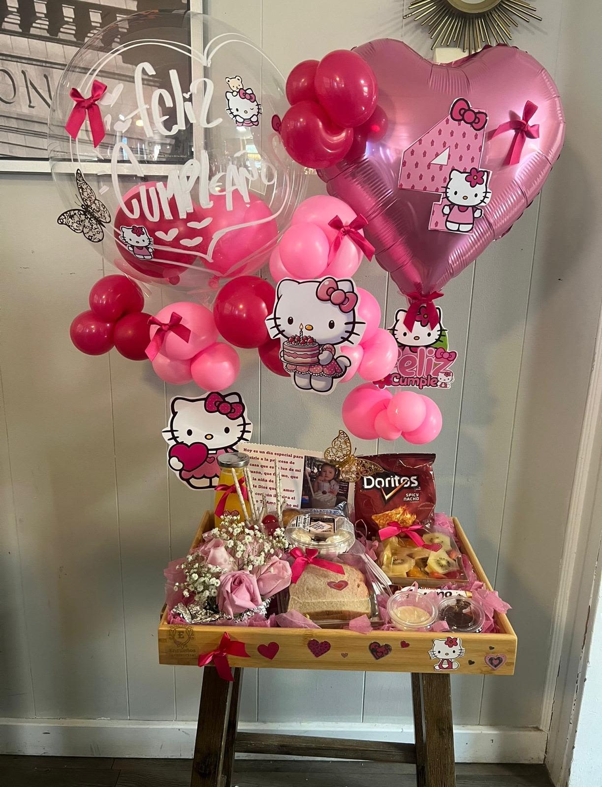 Desayuno tematica hello kitty - viene con doritos, postre, sandwich, ensalada de frutas, dulces y rosas rosadas. con 48 horas por anticipado