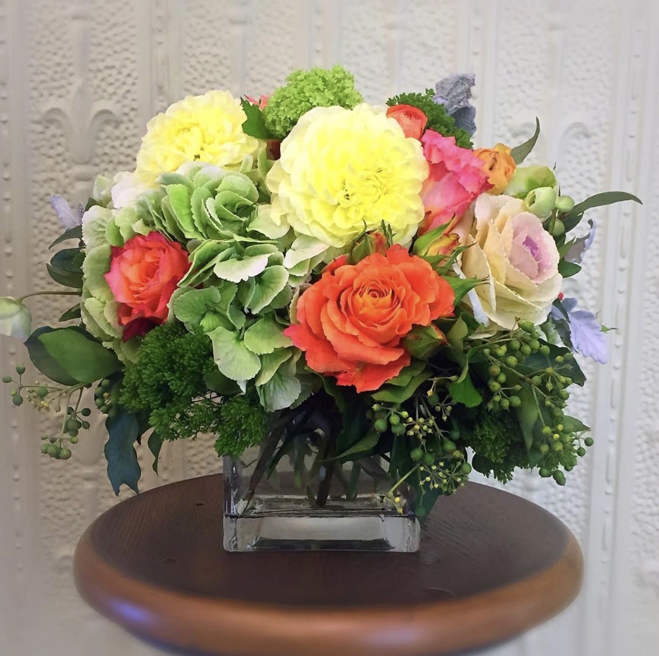 SUGAR BOO SUGAR BOO - Antique green Hydrangeas, with beautiful orange roses and Dahlias in Glass vase