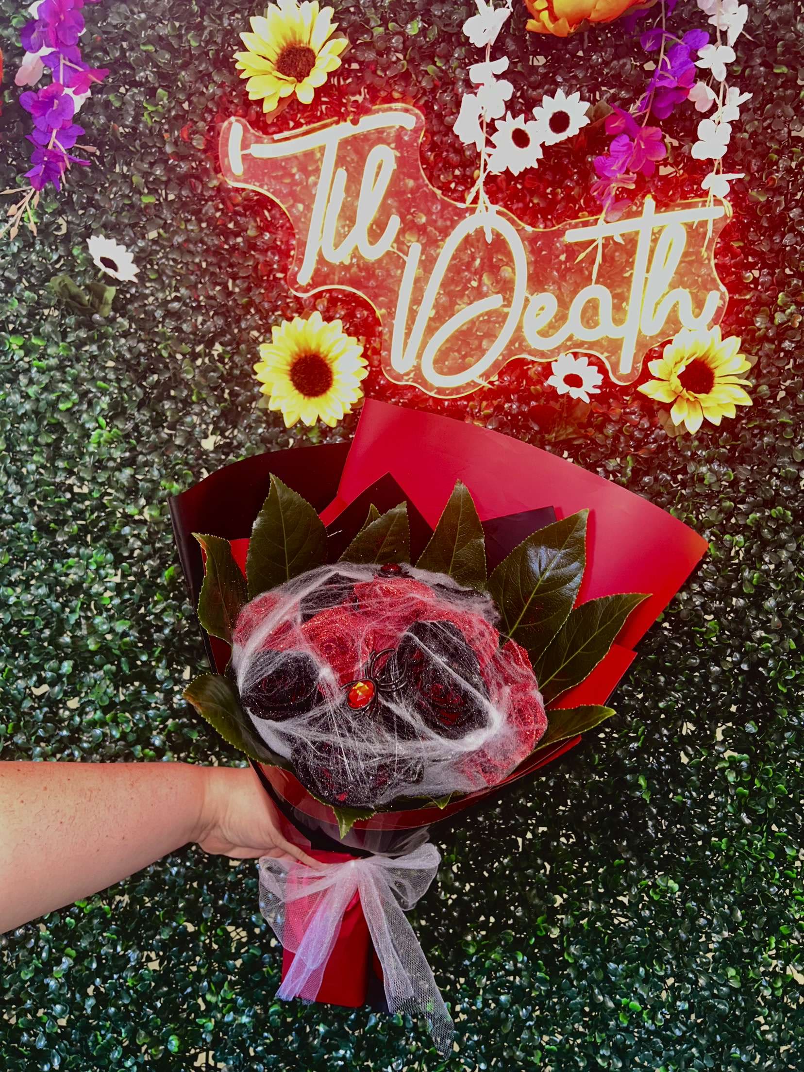 Spooky sparkle roses Spooky sparkle roses - Black and red sparkle roses with spider webs and red sparkly spiders. (Vase not included)