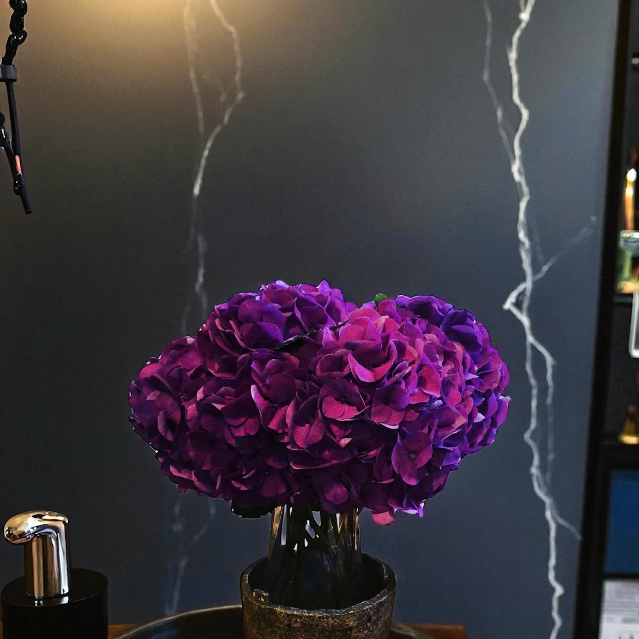 AMOUR AMOUR - BIG PURPLE HYDRANGEAS IN GLASS VASE