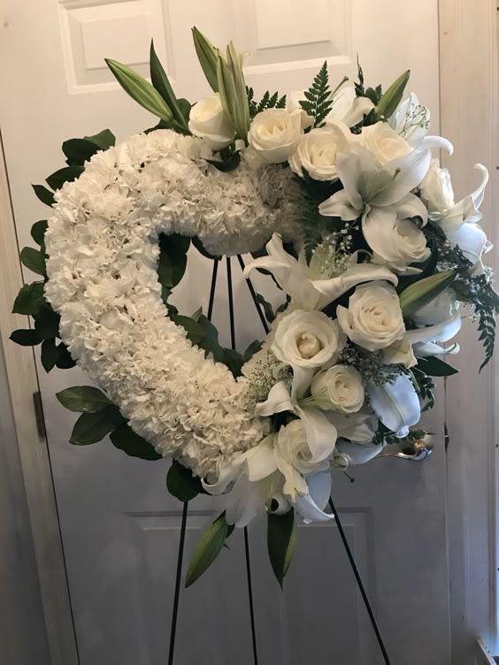corazon funebre blanco pureza - Corazon funebre elaborado con claveles rosas y lilis y pedestal