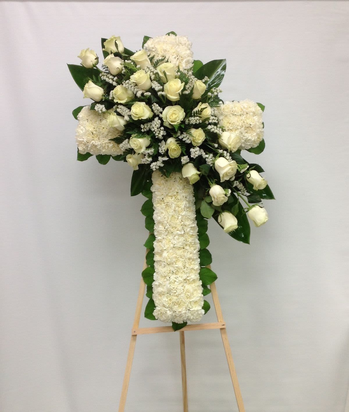 cruz funebre blanco puro - cruz elaborada con claveles y rosas con pedestal