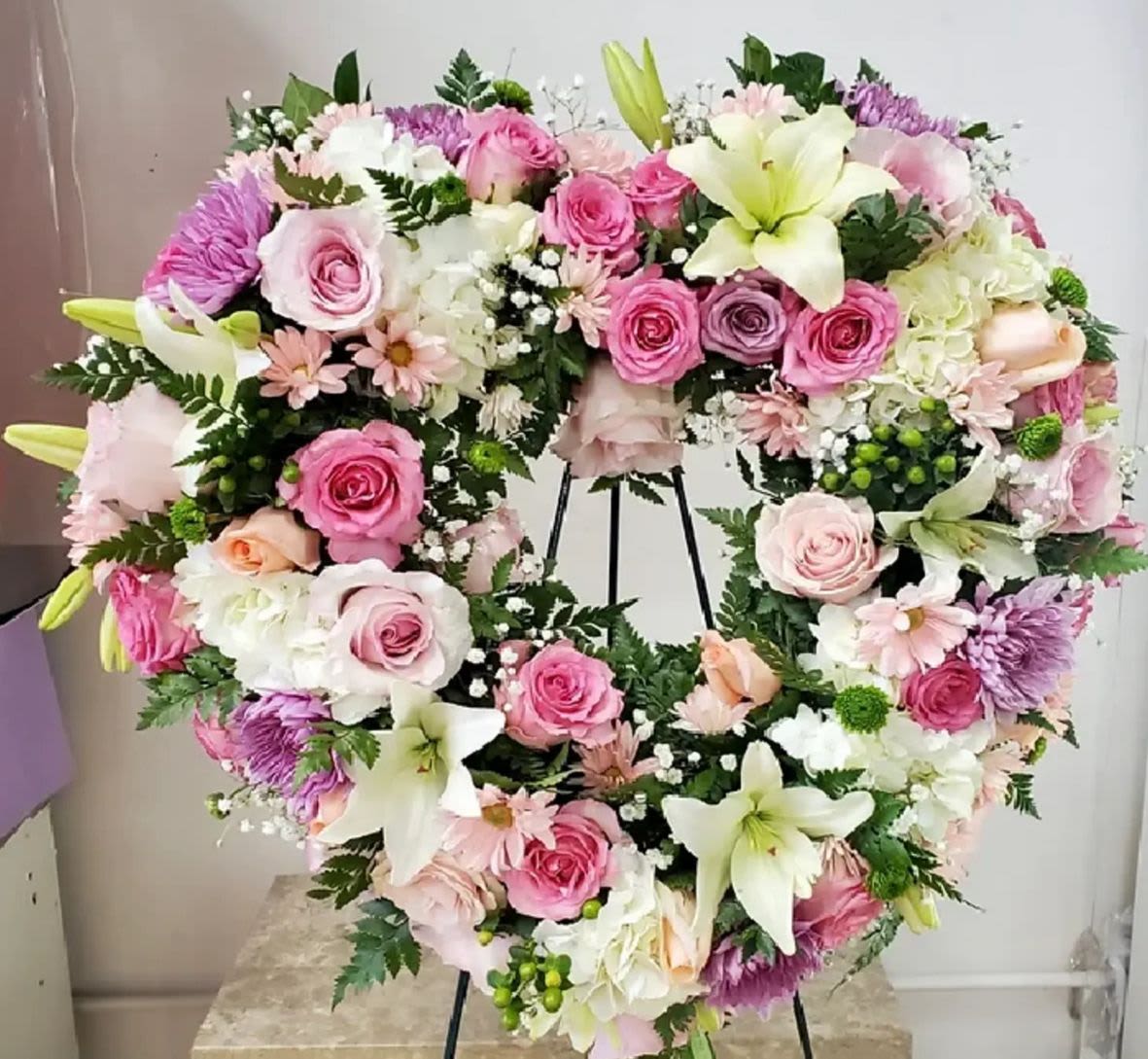 corazon funebre rosado mix - corazon elaborado con rosas lilia e ipericos claveles blancos y lilas