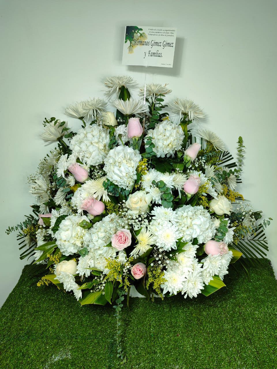 avanico funebre - elaborado con hortencias, crisantemos y rosas