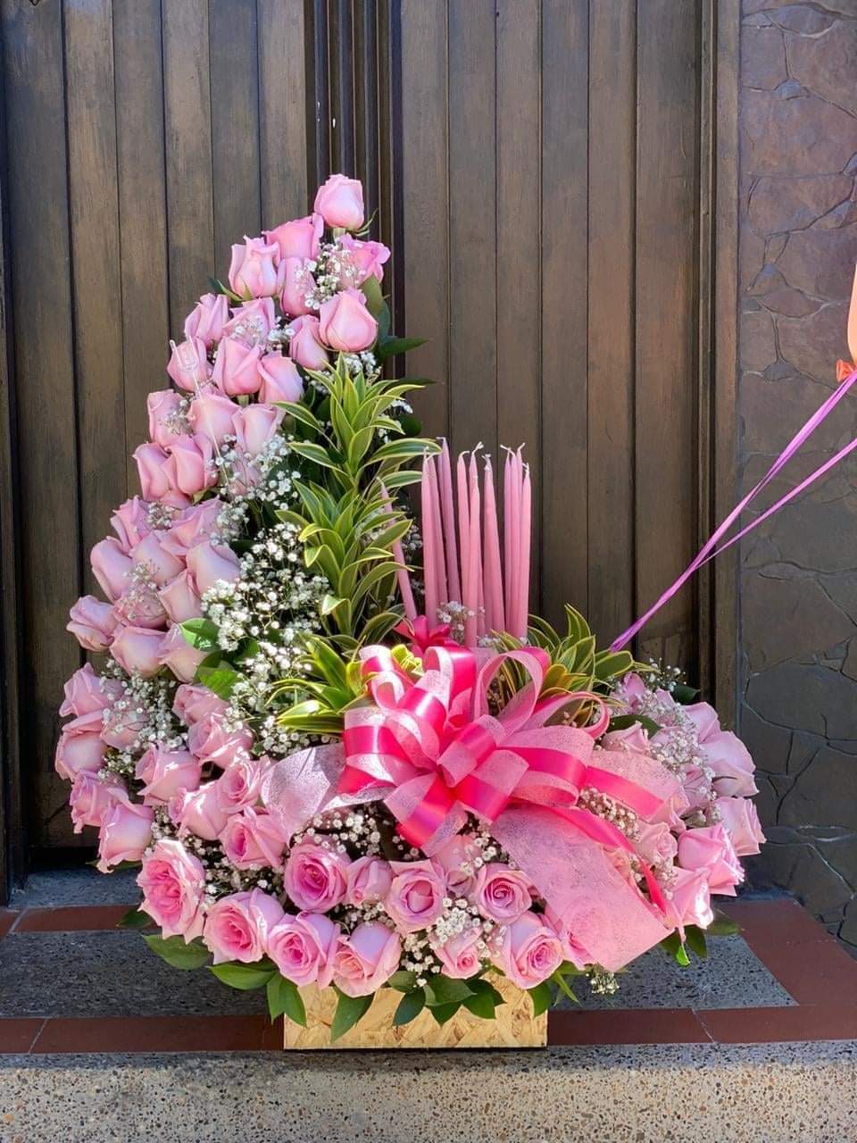 velas quinceañera ramo - unidad de 60  rosas rosadas y 15 velas rosadas con 8 ndias de anticipacion para realizar esta orden
