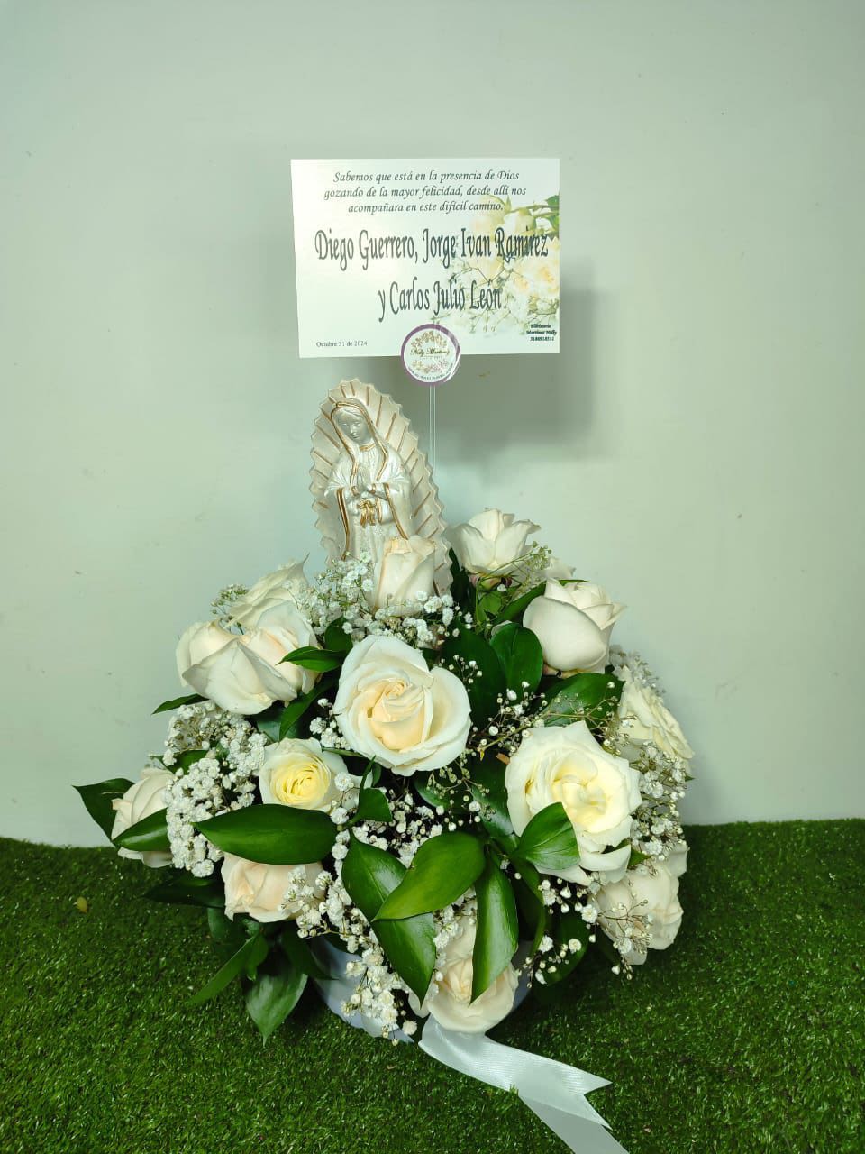 caja de rosas blancas virgen - caja elaborada con rosas blancas y virgen de ceramica