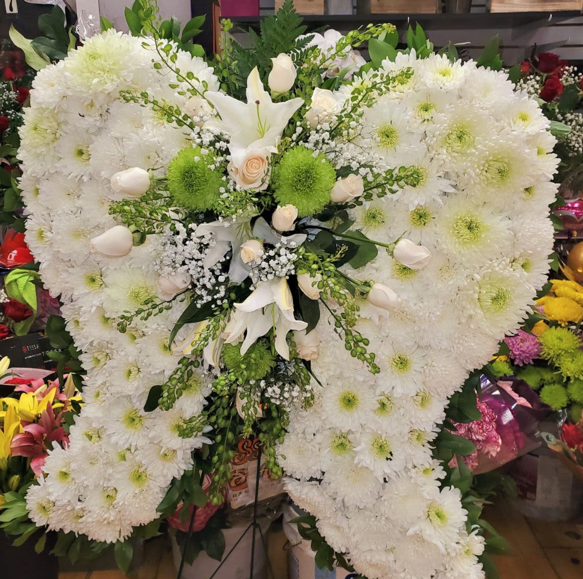 alas de angel funebre - alas elaboradas con pompom blanco lilis y crisantemos 