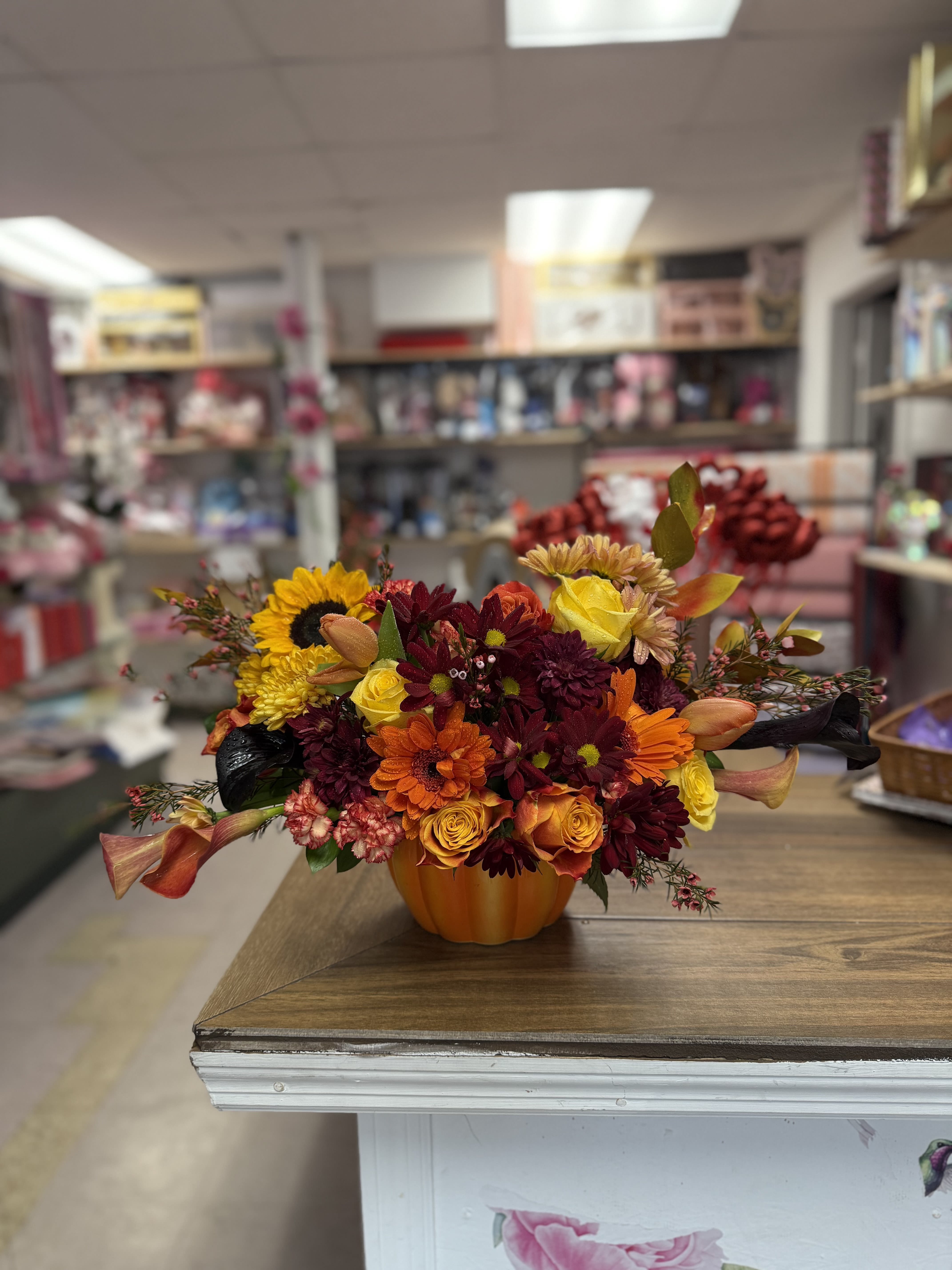 Pumpkins seasonal flowers - Pumpkin seasonal flowers.  Calabaza con  Flores de temporada. 
