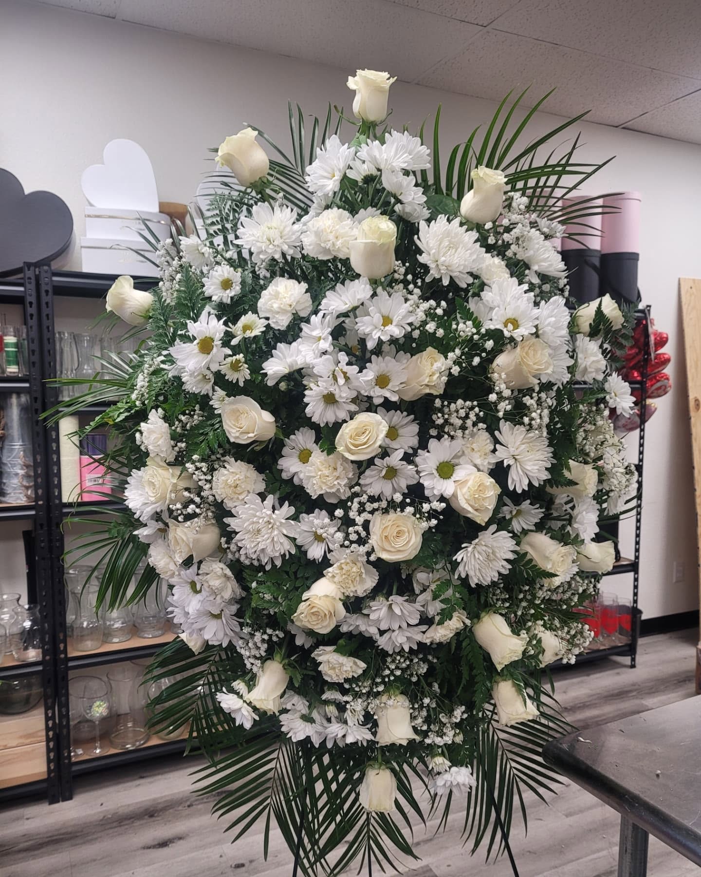 FUNERAL CORONA MEDALLON - BELLA Y GRANDE CORONA DE MEDALLON CON ROSAS LILIS DAYSIS ASTROMELIAS GIXOFILIA ETC