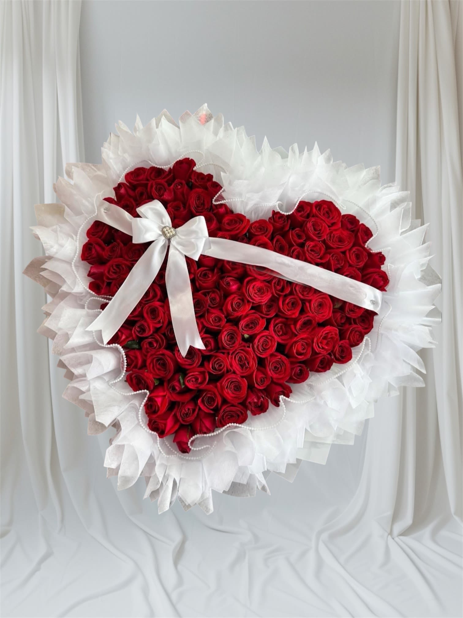 She is beautiful She is beautiful - Beautiful bouquet of 100 heart-shaped roses ideal for special moments of love or to ask for forgiveness, if you want a different color request it when placing your order (the color of blue roses is not included in the requested colors).
