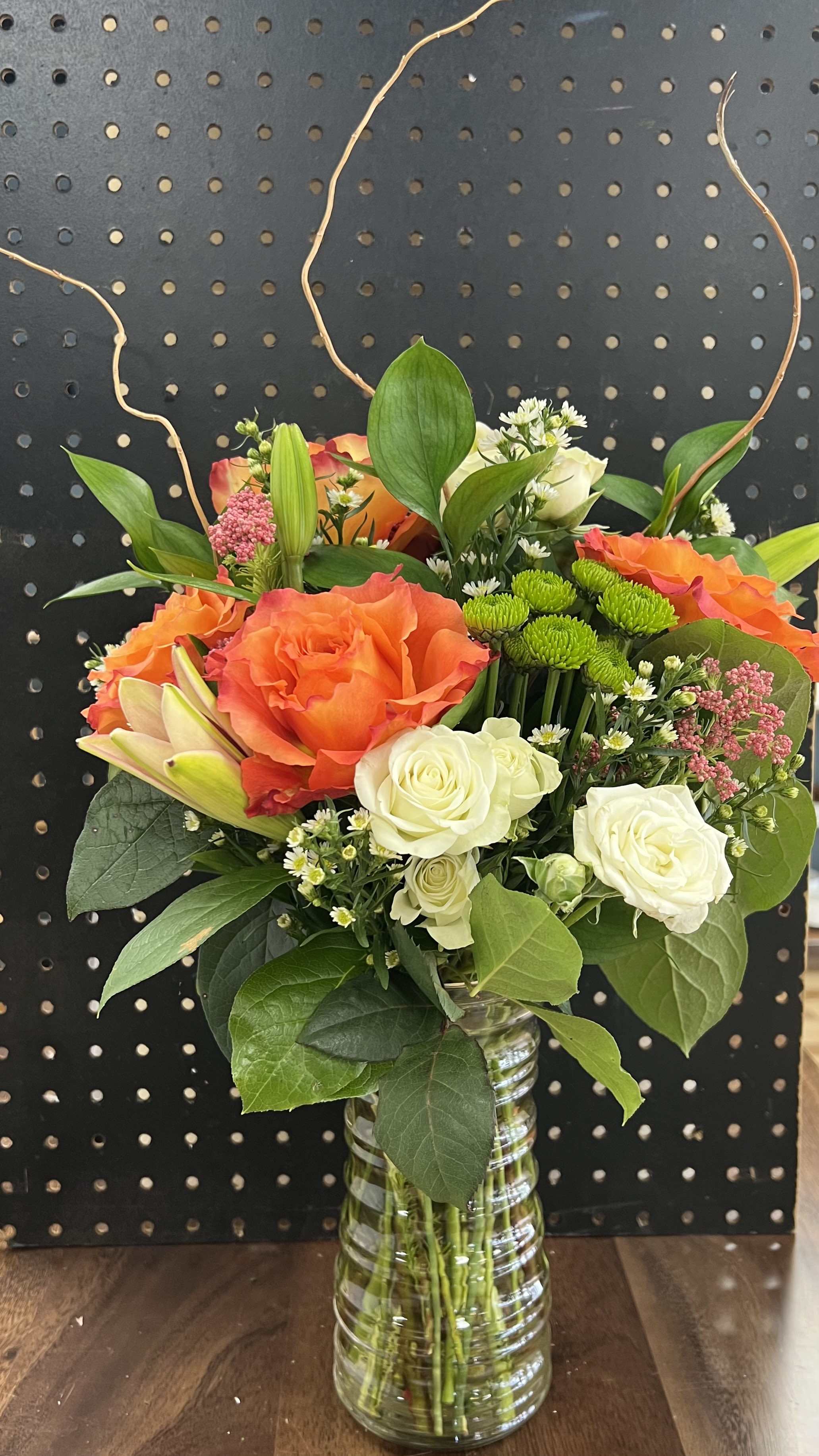 Orange crush Orange crush - The perfect blend of soft whites and greens with a vibrant pop of orange roses