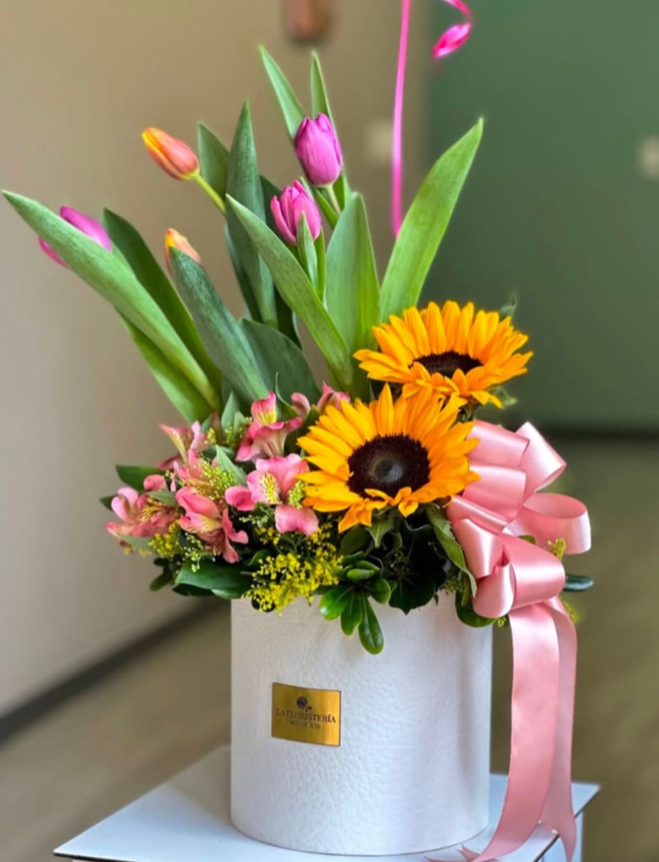 Tutti Pink Tutti Pink - Box with nice tulips with sunflowers for a special ocassion