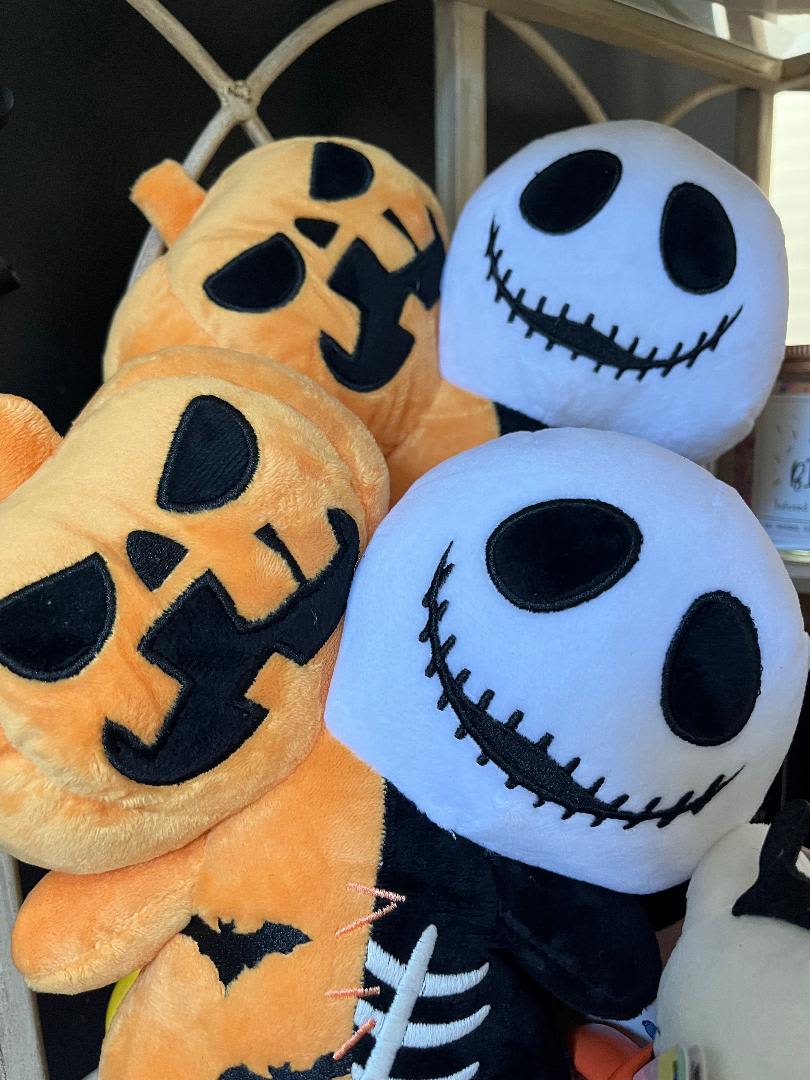 Halloween Designers Choice Halloween Designers Choice - Halloween Designers Choice is generously created with our freshest available flowers with Halloween decor.