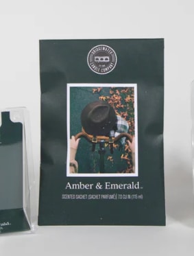 AMBER AND EMERALD SCENTED SACHET AMBER AND EMERALD SCENTED SACHET - Enjoy your favorite fragrance three different ways with our Flameless Bundle, which includes one wax bar, one home fragrance oil, and one scented sachet.