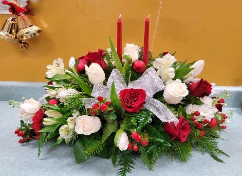 Christmas centerpiece for rectangular table Christmas centerpiece for rectangular table - Mixed flowers in red and white flowers roses included and 2 red candles.