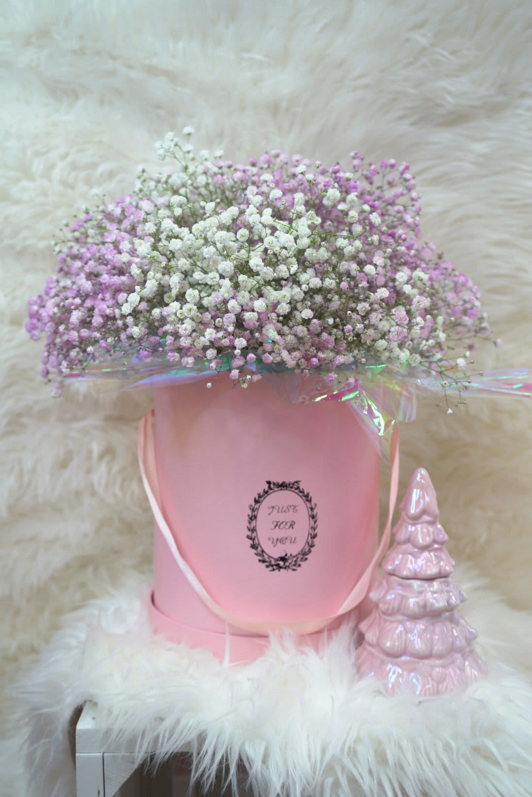 NUBES DE AMOR 100% BABY BREATH - A delicate and harmonious floral arrangement that evokes rain and combines the purity of white with the tenderness of pink. Presented in an elegant pink box, this design evokes softness, sweetness, and freshness. Ideal for expressing love, gratitude, or simply to fill a special space with beauty. Each flower falls like a drop of affection, creating a cascade of subtle and memorable emotions.  Flower colors and varieties may vary seasonally.  CARE INSTRUCTIONS:  1) Hydrate with water every two days. Pour water into the center of the box, preferably using a small bottle (to avoid spills). Use one hand to open the space between the flowers and the other to add water. This will prevent spills and allow you to preserve the box once the blooming is over.  2) If you notice any petals turning brown, remove them; this will prolong the life of the flowers.  3) Avoid direct exposure to sunlight and heat sources.