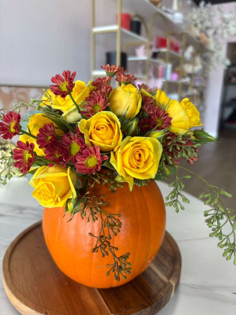 Pumpkin Spice - “Pumpkin Spice is an arrangement that captures the essence of autumn in all its splendor. With a fusion of warm flowers in orange, gold, and terracotta tones, accompanied by touches of green and details reminiscent of the harvest, this design evokes the aroma and warmth of the season. Ideal for a gift during this time of year or to decorate your home with a cozy and festive style.”  “Pumpkin Spice es un arreglo que captura la esencia del otoño en todo su esplendor. Con una fusión de flores cálidas en tonos naranjas, dorados y terracota, acompañado de toques verdes y detalles que recuerdan a la cosecha, este diseño evoca el aroma y la calidez de la temporada. Ideal para regalar en estas fechas o decorar tu hogar con un estilo acogedor y festivo.”  