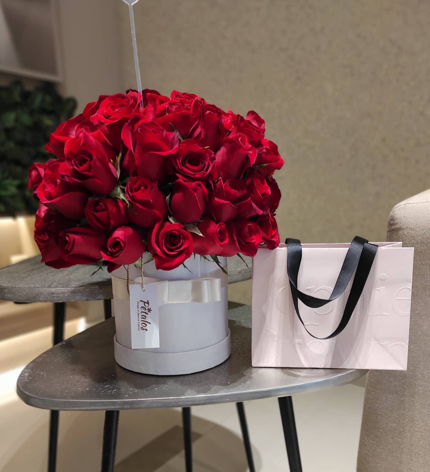 Eternal passion - An elegant box of 60 red roses that expresses love, passion, and romance. Each rose has been carefully selected to ensure its freshness and beauty, creating a sophisticated and harmonious arrangement. Perfect for giving on special occasions such as anniversaries, birthdays, or romantic moments, conveying deep and sincere feelings.  Un elegante box de 60 rosas rojas que expresa amor, pasión y romanticismo. Cada rosa ha sido cuidadosamente seleccionada para asegurar su frescura y belleza, creando un arreglo sofisticado y armonioso. Perfecto para regalar en ocasiones especiales como aniversarios, cumpleaños o momentos románticos, transmitiendo sentimientos profundos y sincero 