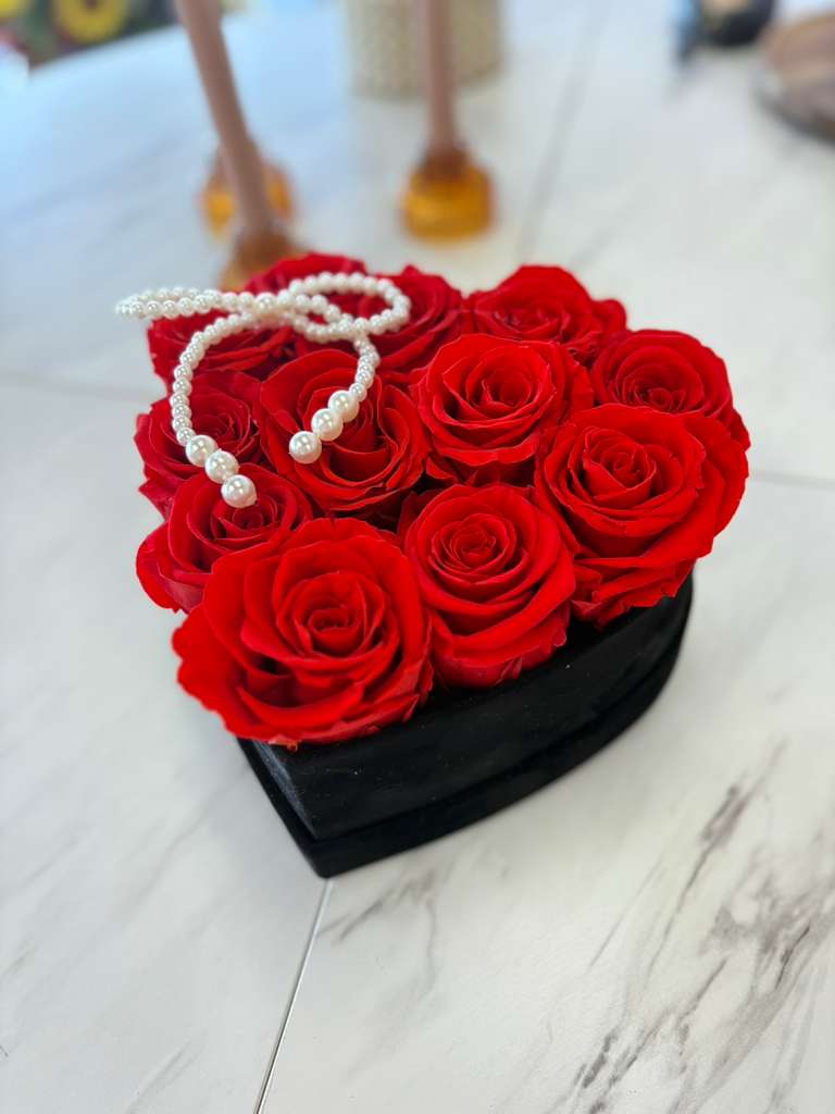 Love that endures Eternal Rose Arrangement – Elegant OC Flower Gift - Eternal red roses preserved using a special technique to maintain their beauty for up to 5 years. A symbol of love and passion that never fades, presented in an elegant and sophisticated design.