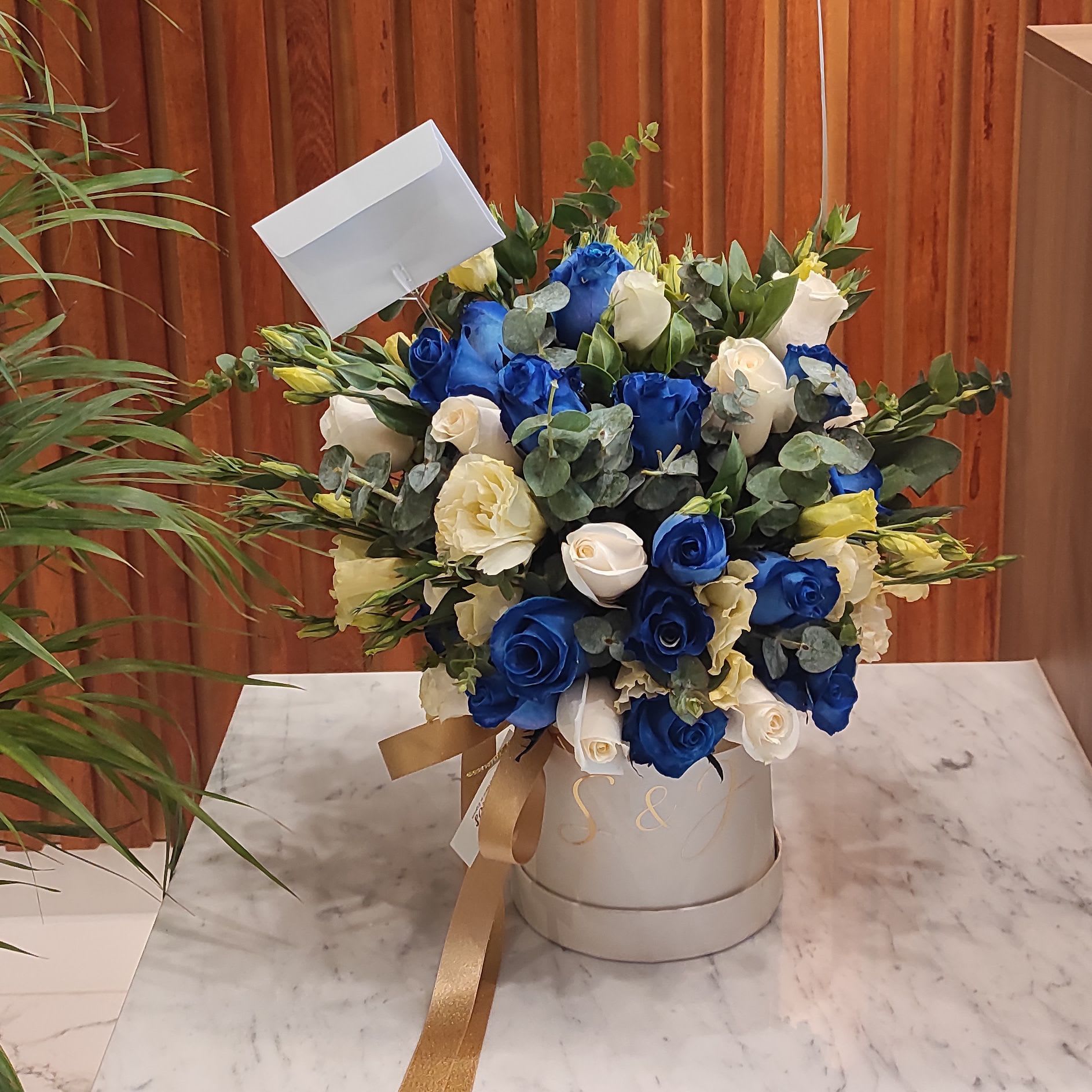 Blue flowers Modern Floral Design – Orange County Flower Studio - An elegant arrangement that combines the depth and mystery of blue roses with the purity and delicacy of white roses. This unique combination creates a harmonious and sophisticated contrast, ideal for special occasions where you want to impress with style and originality.  Elegante arreglo que combina la profundidad y misterio de las rosas azules con la pureza y delicadeza de los roques blancos. Esta combinación única crea un contraste armonioso y sofisticado, ideal para ocasiones especiales donde se desea impresionar con estilo y originalidad.