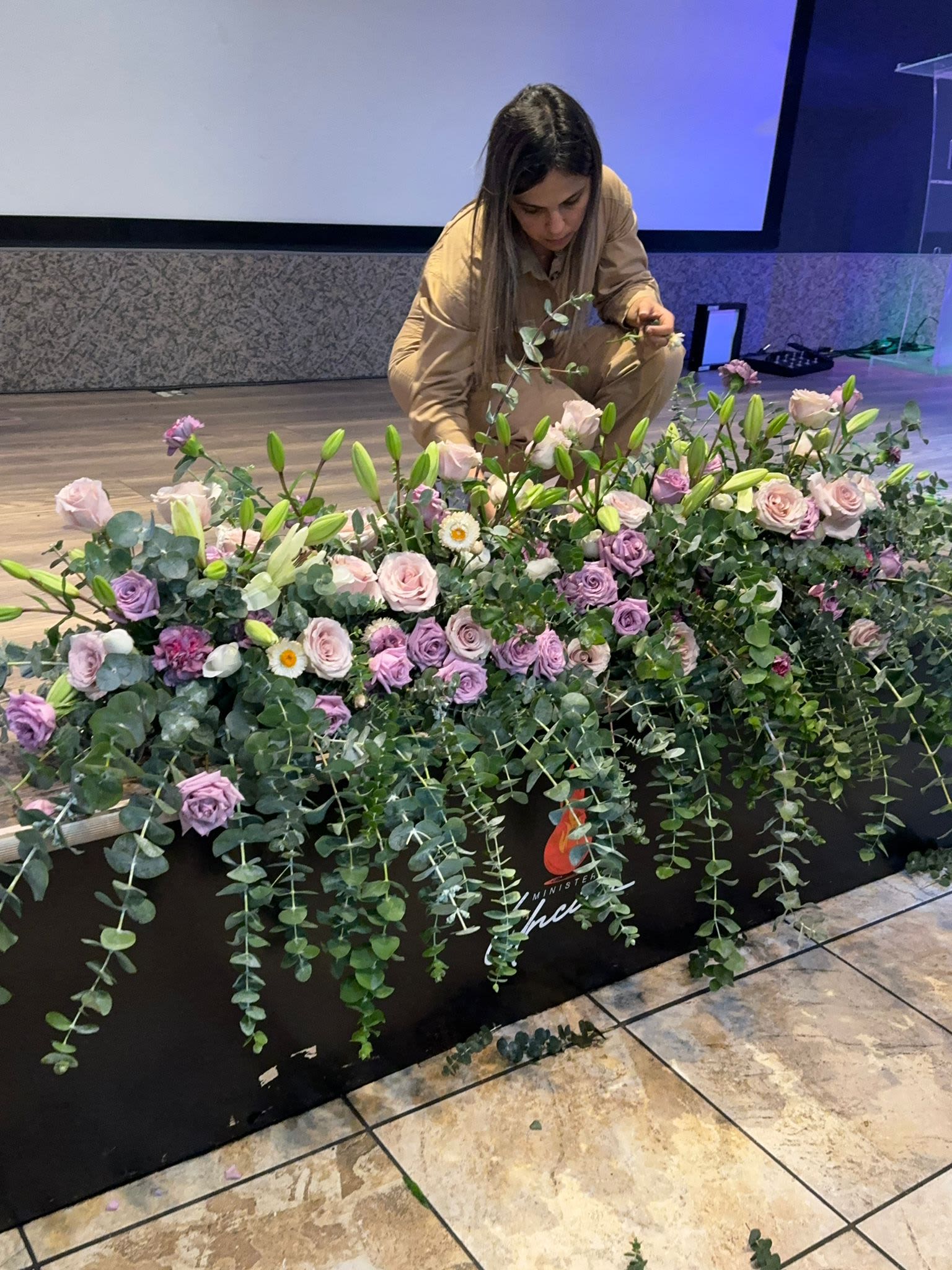 steps of love Wedding Flowers &amp; Elegant Floral Arrangements - A delicate floral path enhances the beauty of the ceremony. Composed of majestic roses combined with carefully selected seasonal flowers, creating a harmonious and sophisticated palette. Each arrangement is arranged along the center aisle, providing a romantic and solemn atmosphere, perfect for accompanying the walk down the aisle. 1 foot wide  Un delicado sendero floral que realza la belleza de la ceremonia. Compuesto por majestuosas rosas combinadas con flores de estación cuidadosamente seleccionadas, creando una paleta armoniosa y sofisticada. Cada arreglo se dispone a lo largo del pasillo central, aportando un ambiente romántico y solemne, perfecto para acompañar el paso hacia el altar. 1 pie de ancho