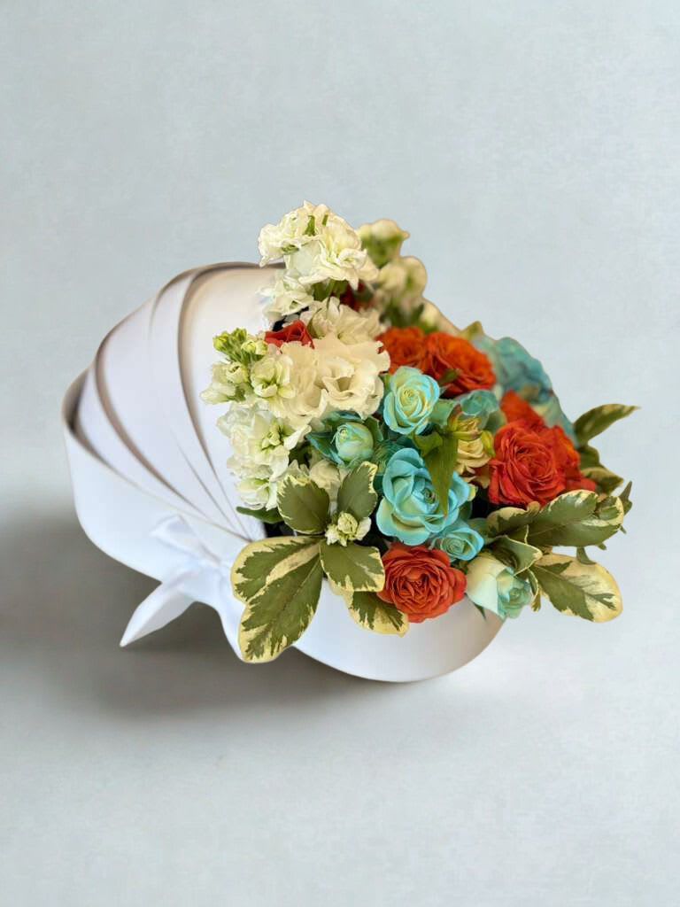 Baby Bassinet Shape flower box Luxury Flower Arrangement – Orange County Florist - Celebrate the arrival of your baby with this tender arrangement in shades of orange and light blue, full of freshness and joy. Ideal for expressing congratulations to the new parents, this gift combines softness and color to give an unforgettable welcome to the newborn. Perfect for decorating the baby's room or as a gift filled with love and good wishes.  13&quot; x 6.7&quot; x 3.2&quot;