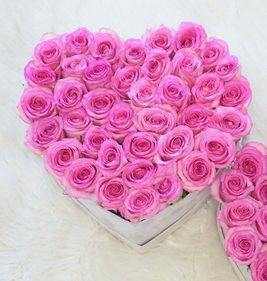 Corazón de Ensueño“ Fresh Flower Shop – Order Flowers Online” - Un arreglo que habla sin palabras. Este hermoso corazón elaborado con rosas frescas representa amor, gratitud y recuerdo. Ideal para expresar sentimientos profundos en ocasiones especiales como aniversarios, homenajes, despedidas o simplemente para decir “te amo” de una manera inolvidable.  Disponible en diferentes colores de rosas según el mensaje que desees transmitir: ️ Rojas: amor eterno  Blancas: paz y pureza  Rosadas: admiración y ternura  Personalizable y hecho con cuidado y pasión.